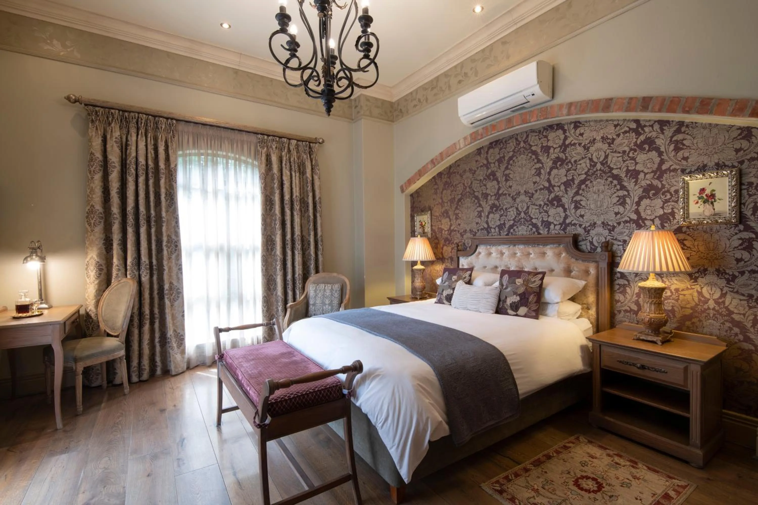 Restaurant/places to eat, Bed in Three Rivers Lodge and Villas