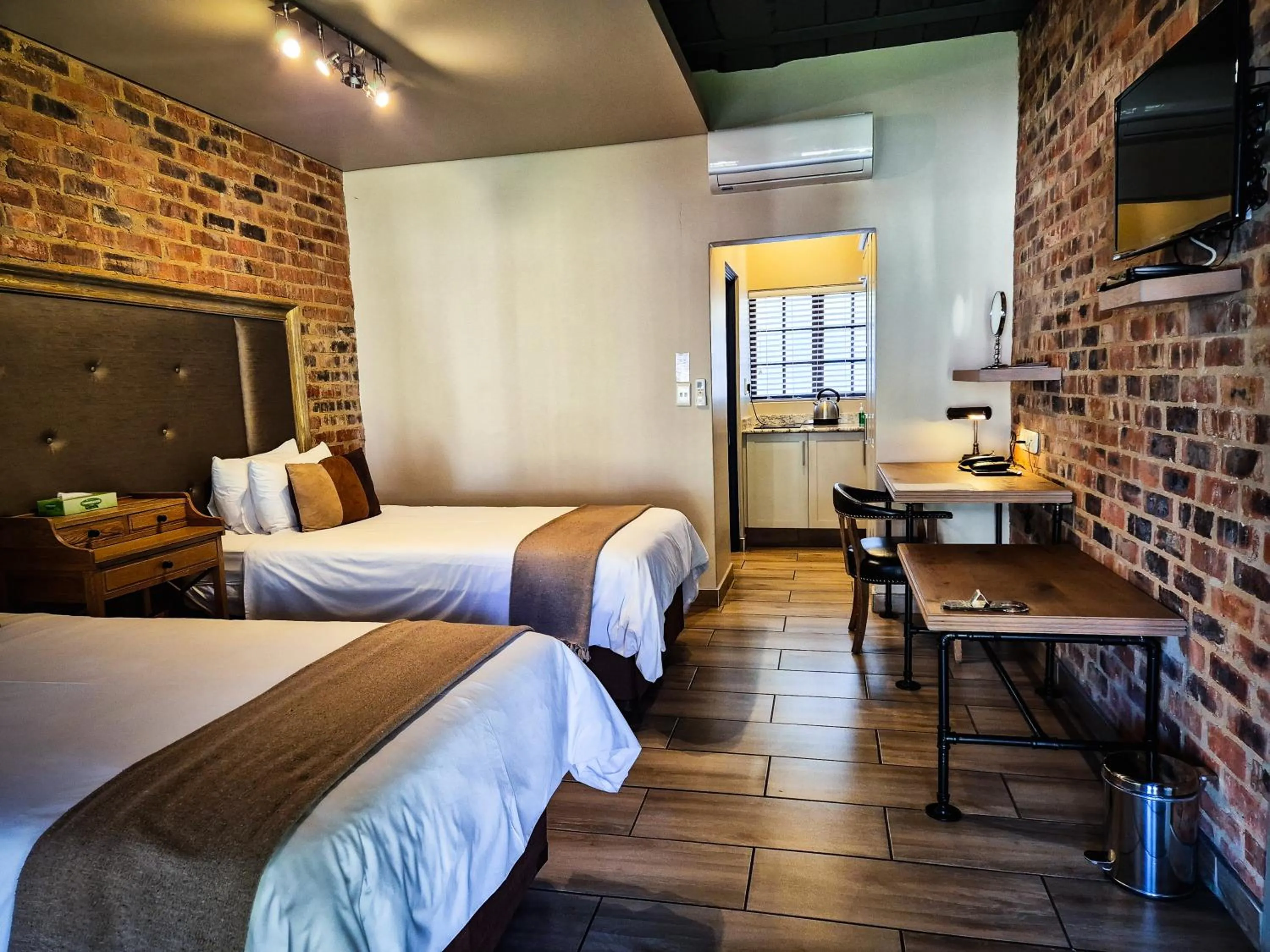 Restaurant/places to eat, Bed in Three Rivers Lodge and Villas