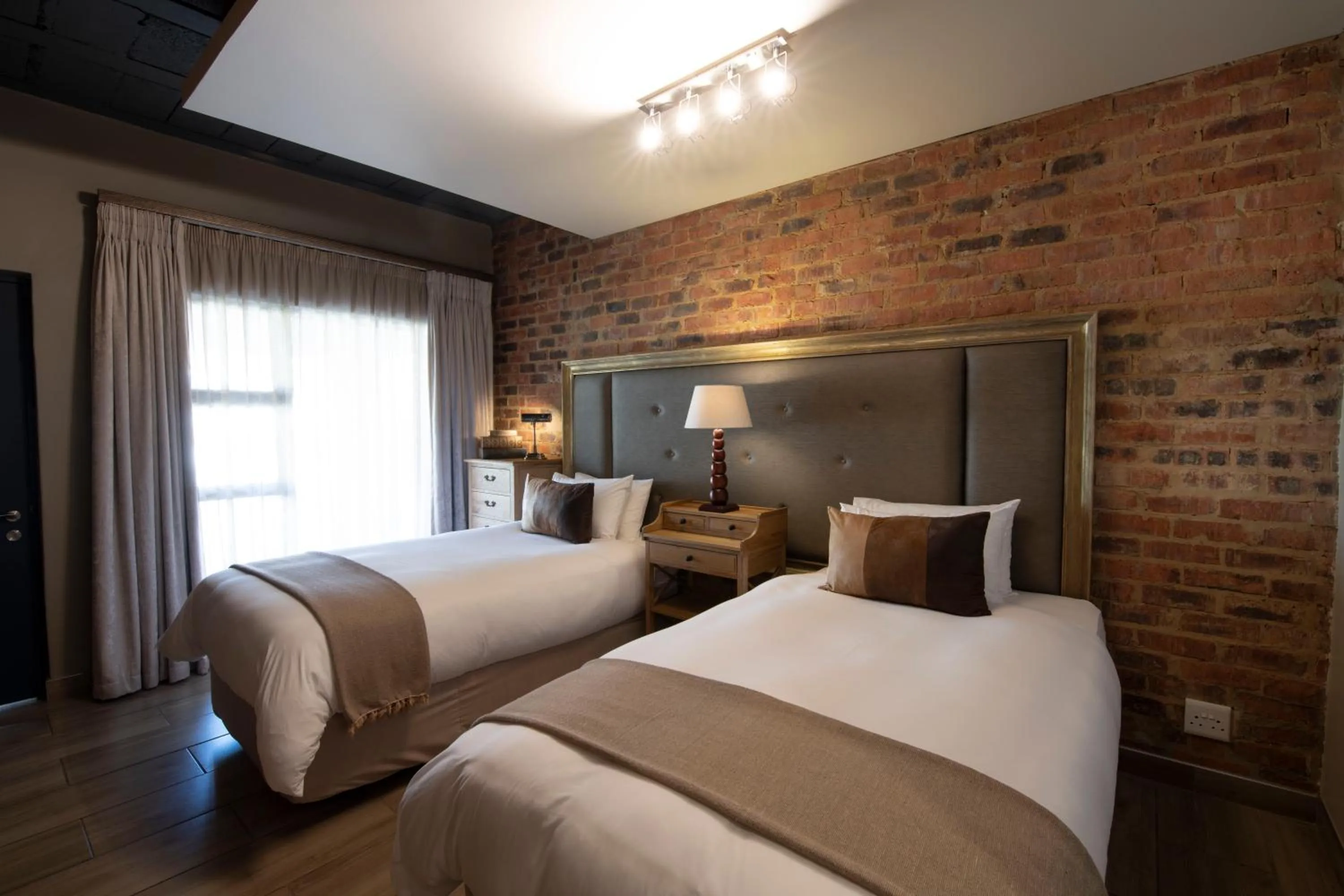 Restaurant/places to eat, Bed in Three Rivers Lodge and Villas