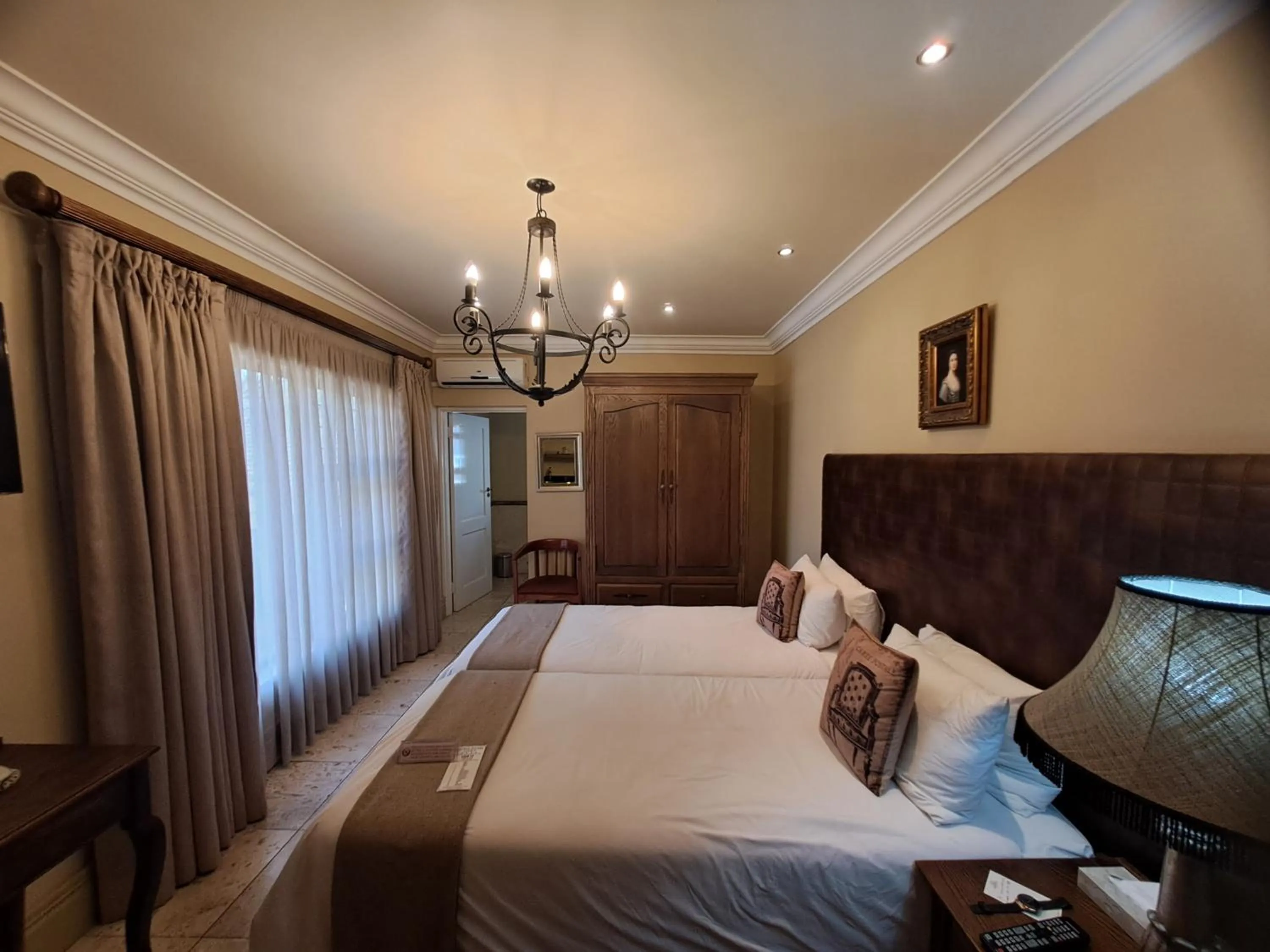 Restaurant/places to eat, Bed in Three Rivers Lodge and Villas