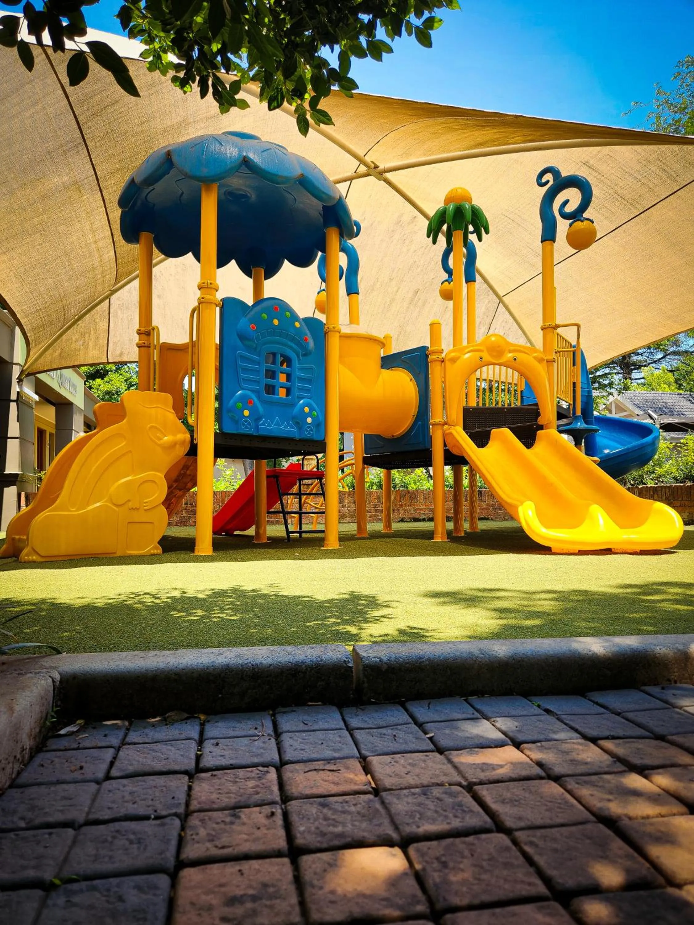 Restaurant/places to eat in Three Rivers Lodge and Villas