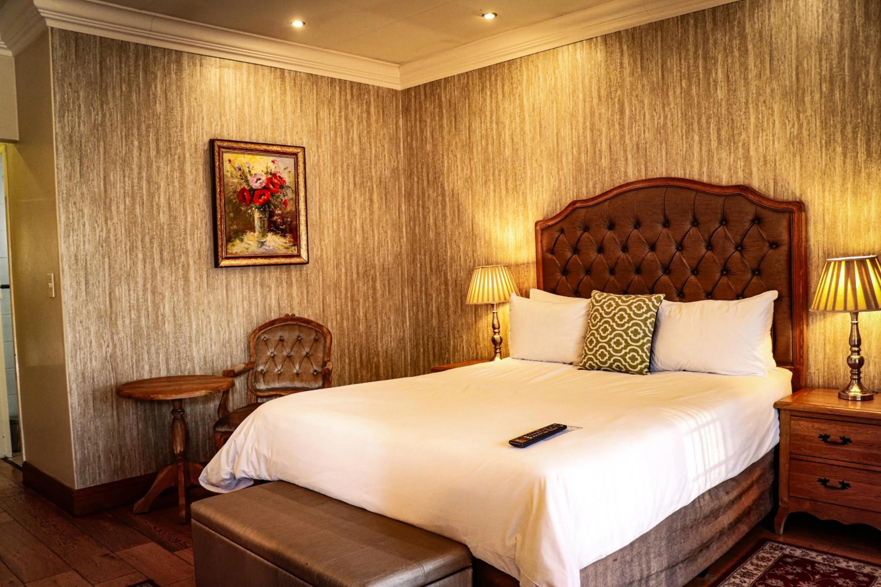 Restaurant/places to eat, Bed in Three Rivers Lodge and Villas