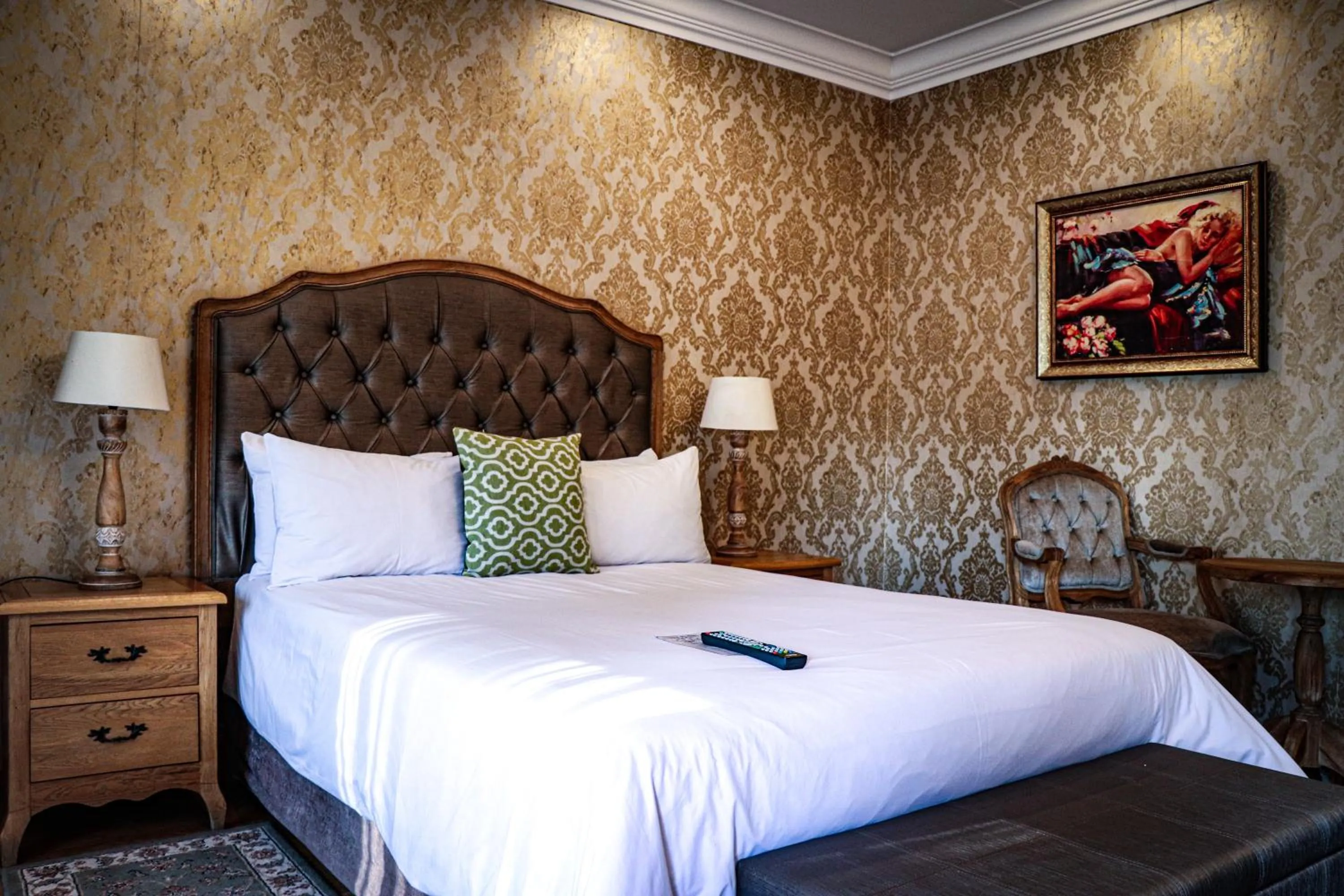 Restaurant/places to eat, Bed in Three Rivers Lodge and Villas