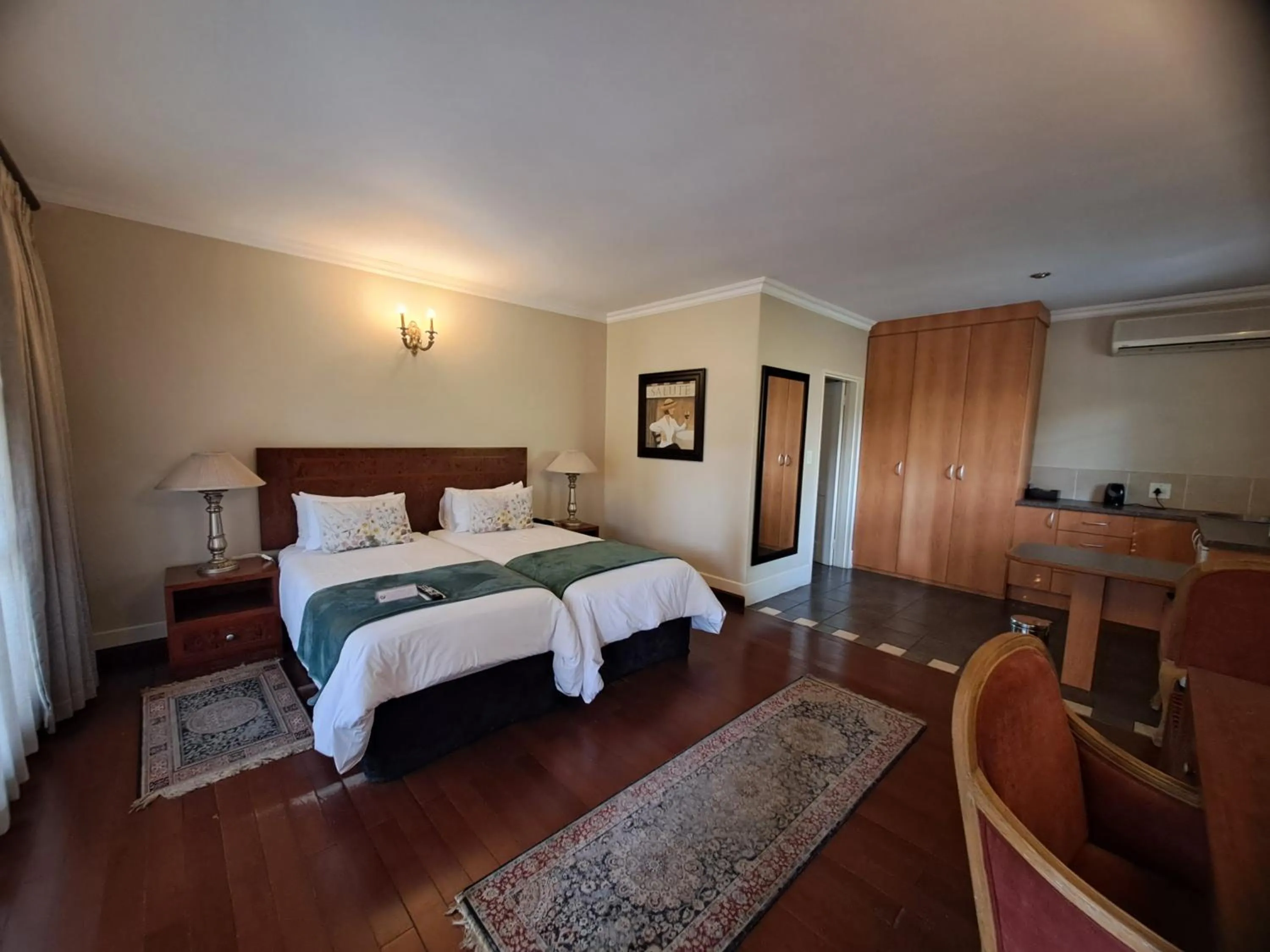 Restaurant/places to eat, Bed in Three Rivers Lodge and Villas