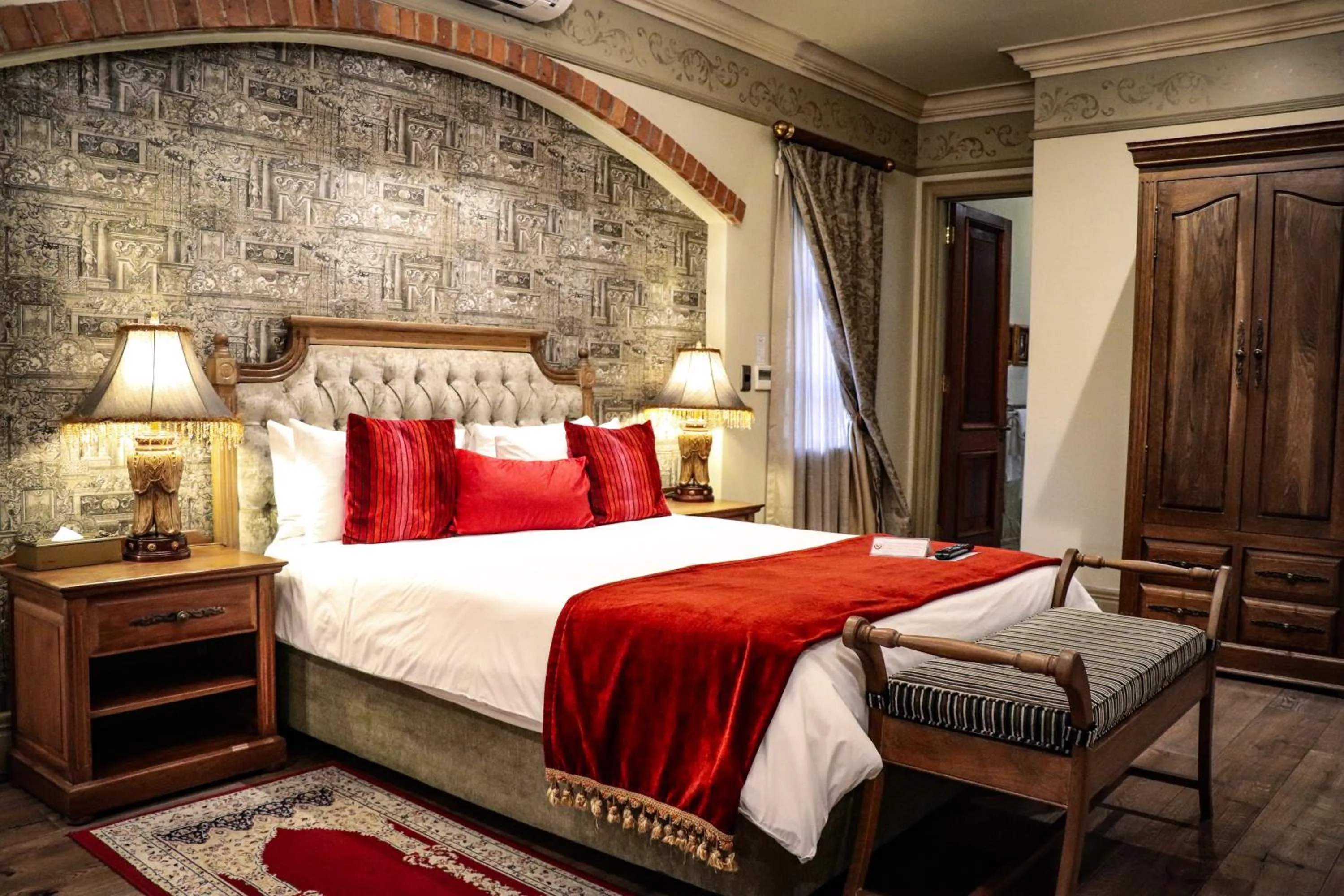 Restaurant/places to eat, Bed in Three Rivers Lodge and Villas