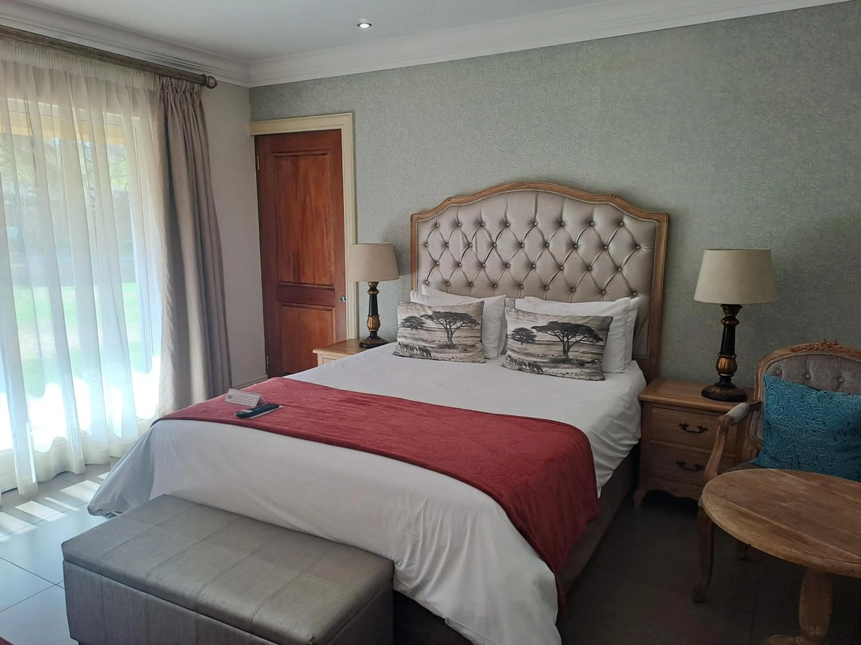 Restaurant/places to eat, Bed in Three Rivers Lodge and Villas