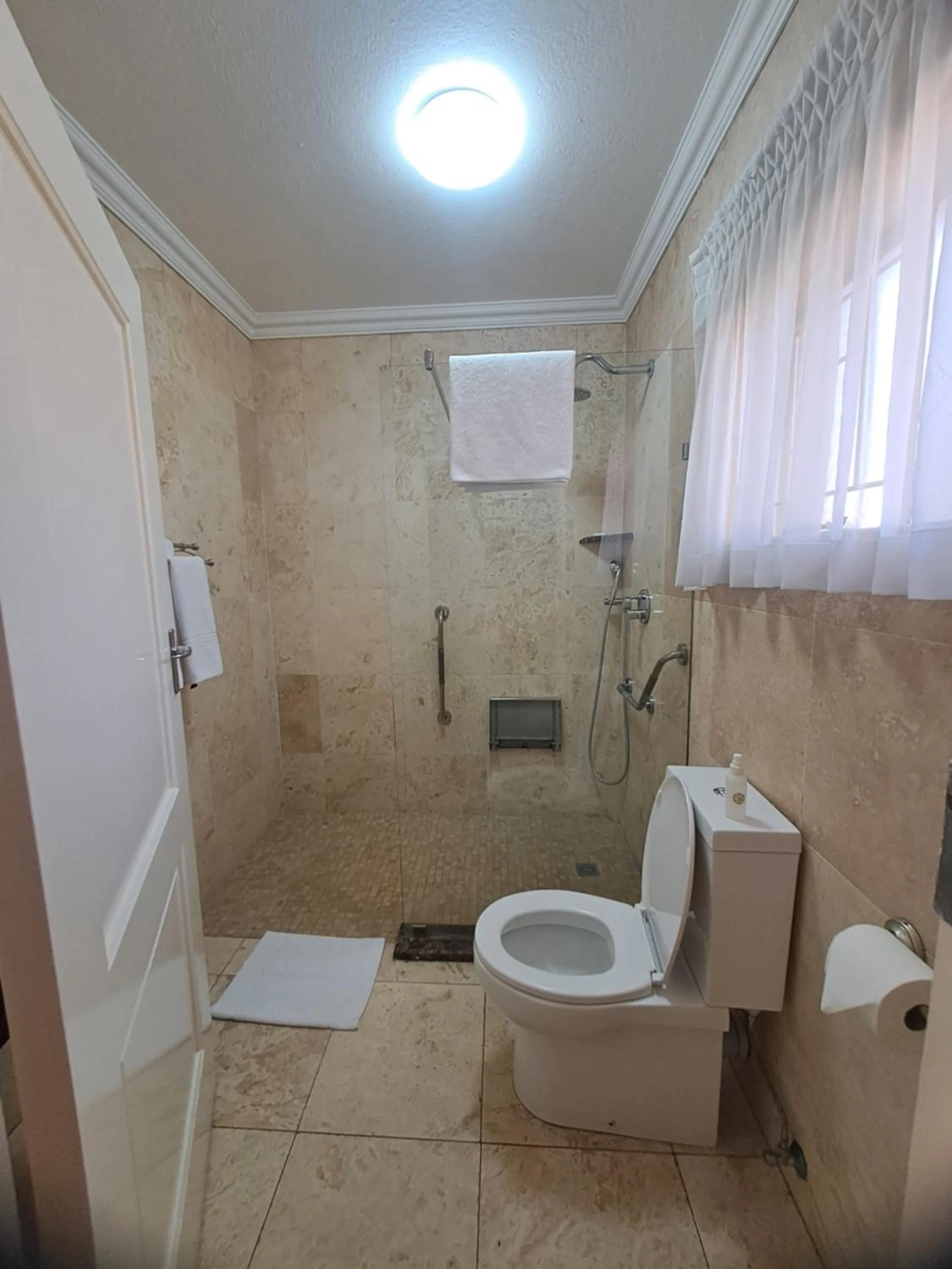 Shower in Three Rivers Lodge and Villas