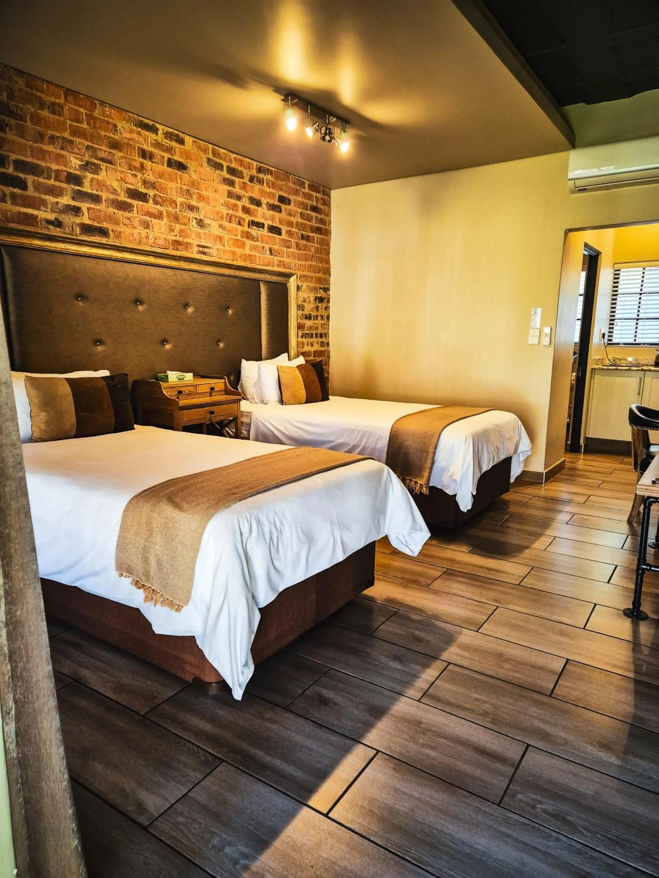 Restaurant/places to eat, Bed in Three Rivers Lodge and Villas