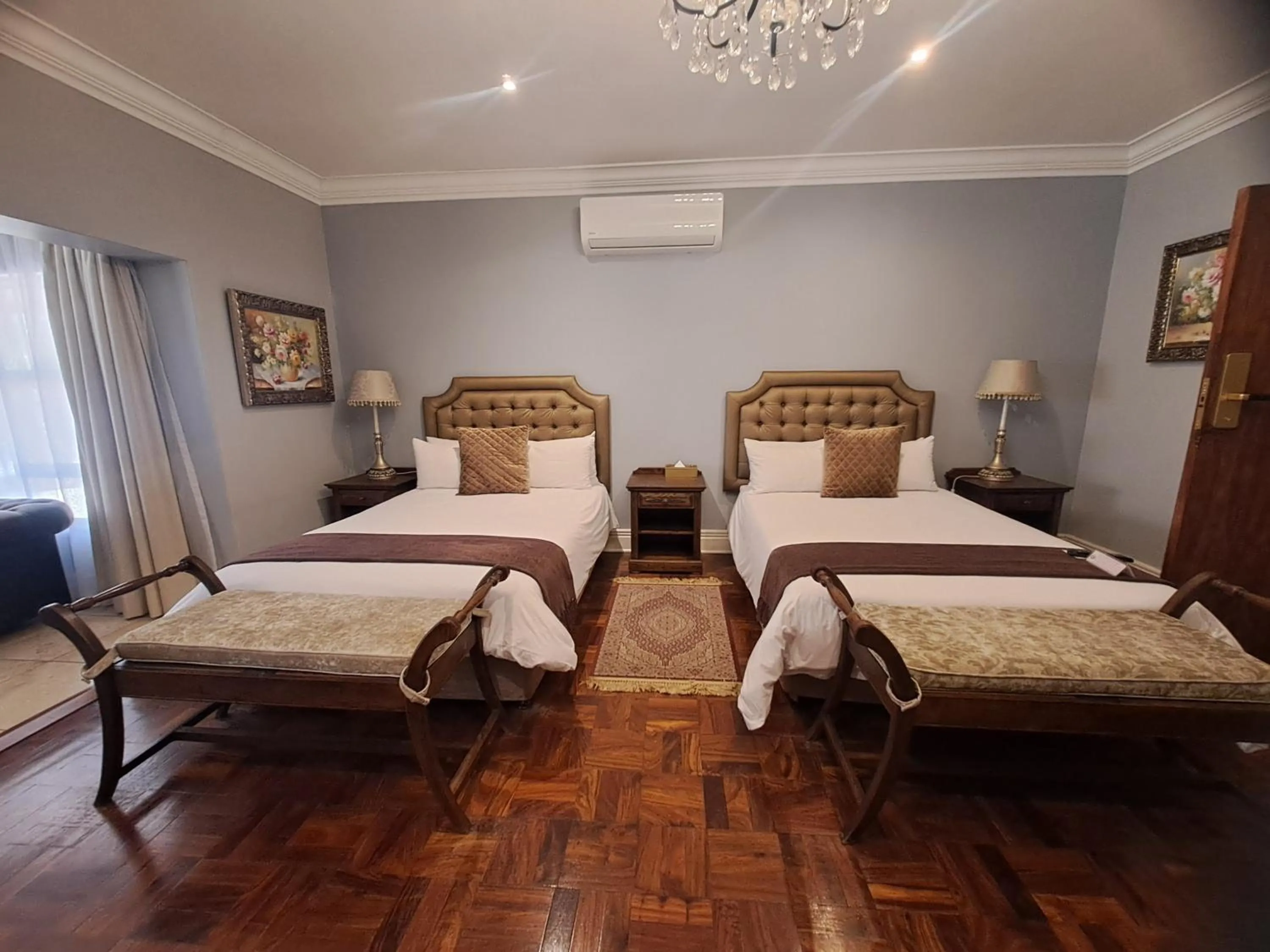 Restaurant/places to eat, Bed in Three Rivers Lodge and Villas