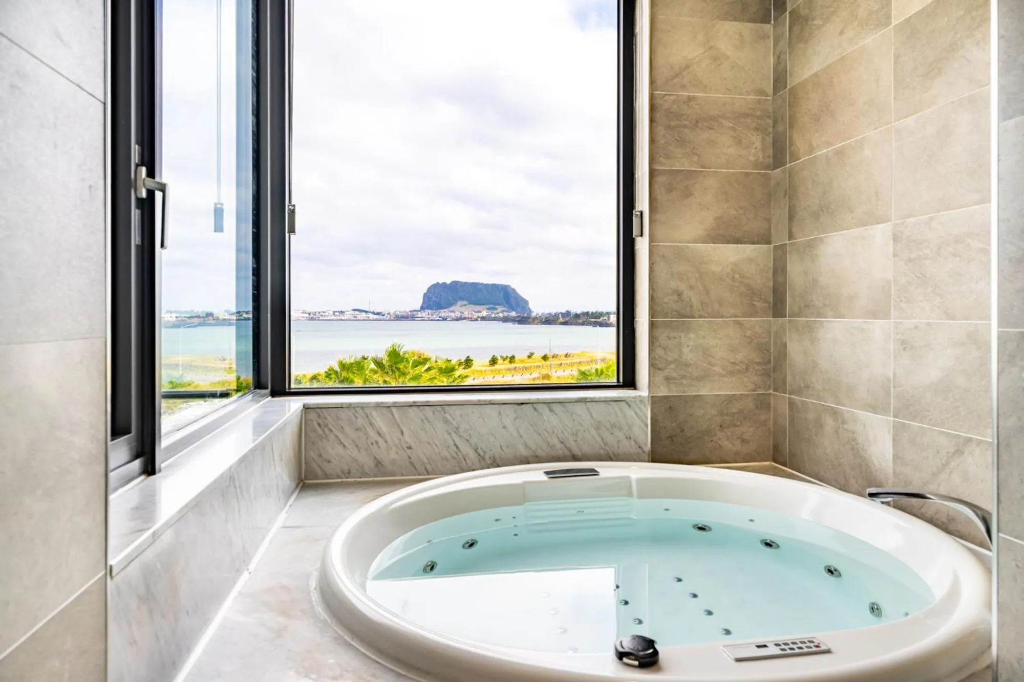 Hot Tub in Jeju Attirance Hotel & poolvilla