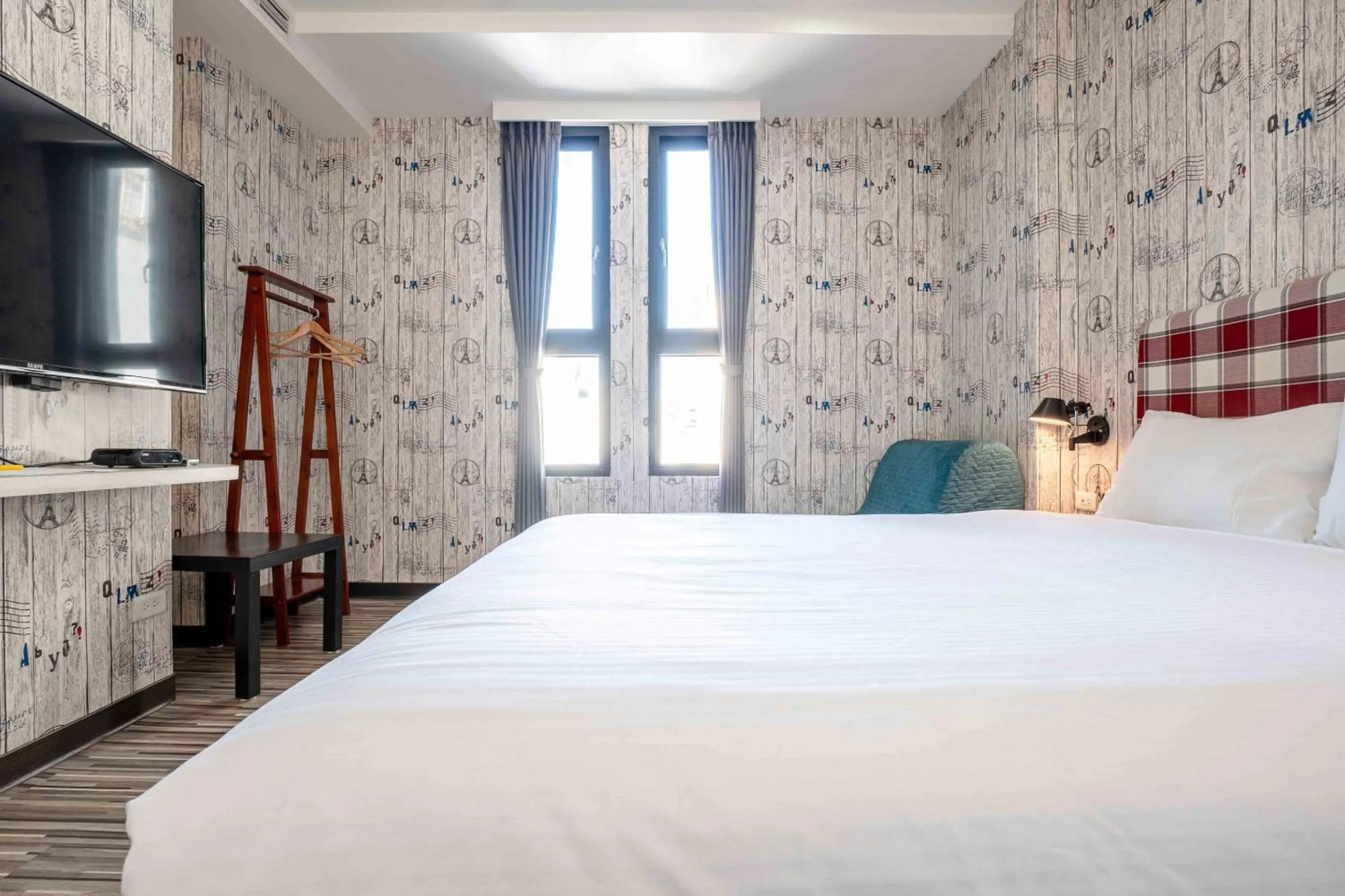 Bed in CHECK inn Taichung Ziyou