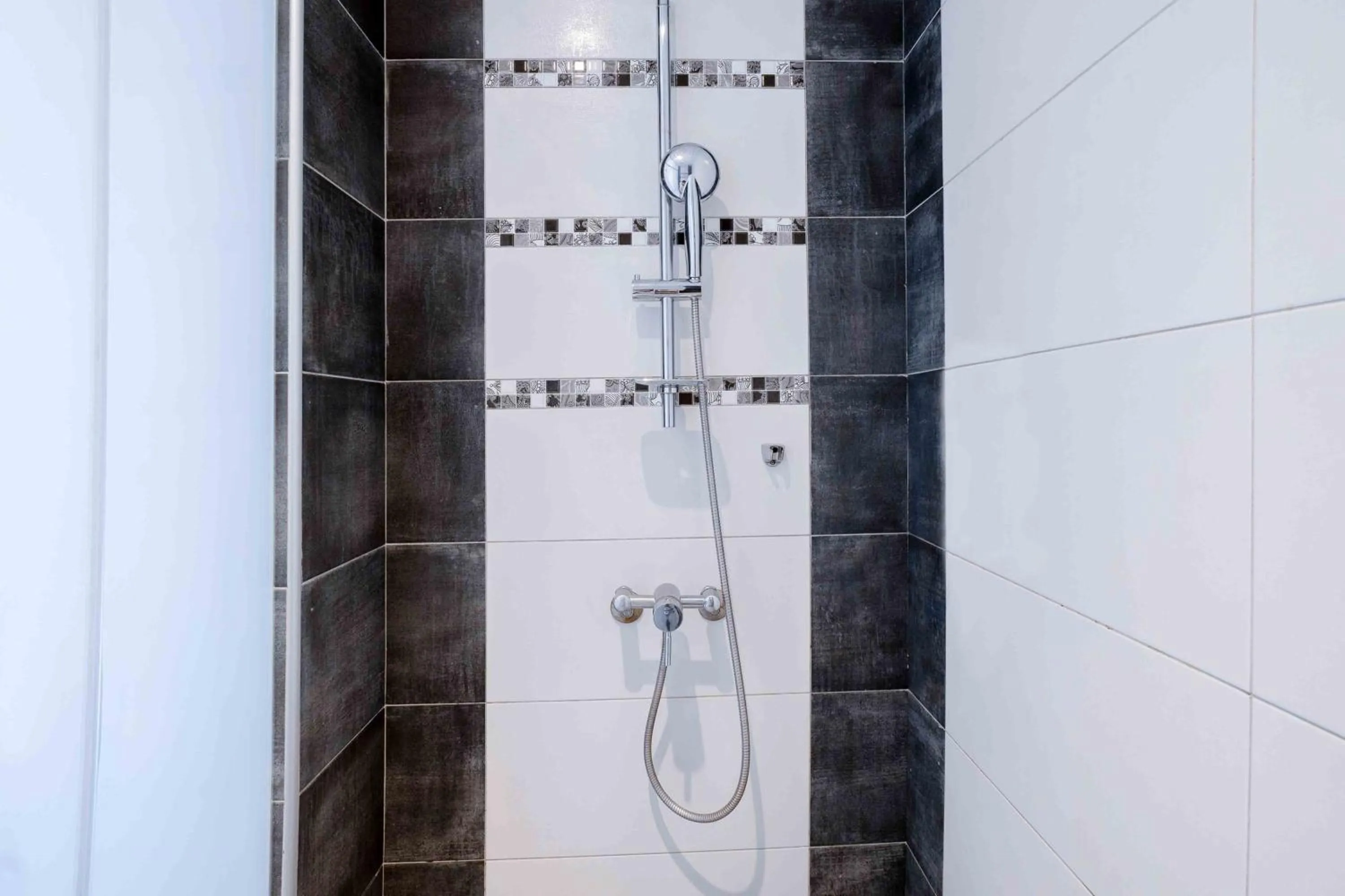 Shower in CHECK inn Taichung Ziyou