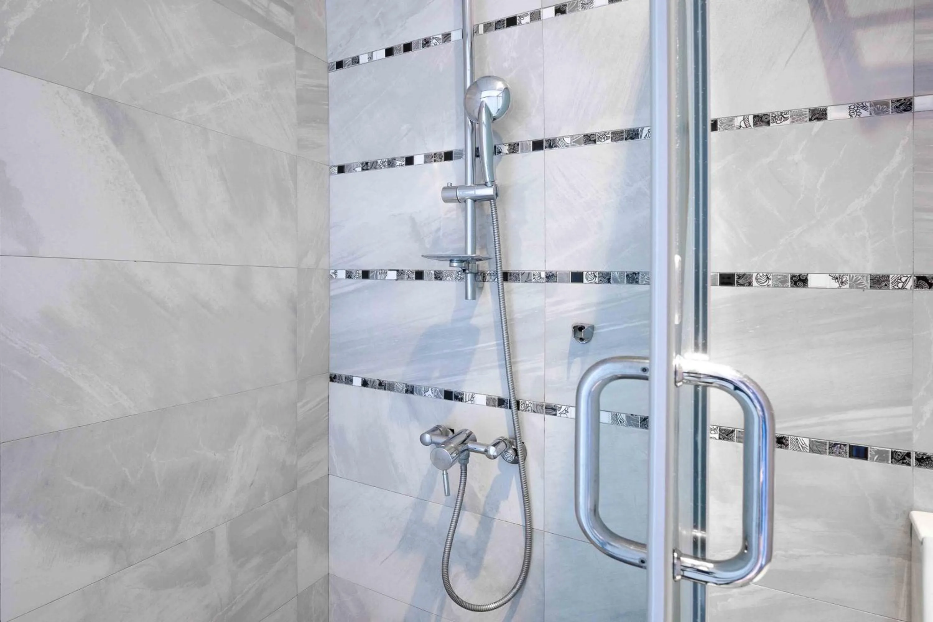 Shower in CHECK inn Taichung Ziyou