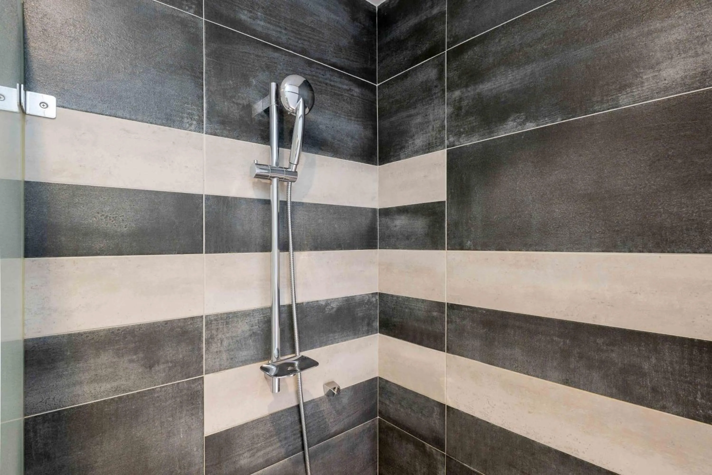 Shower in CHECK inn Taichung Ziyou