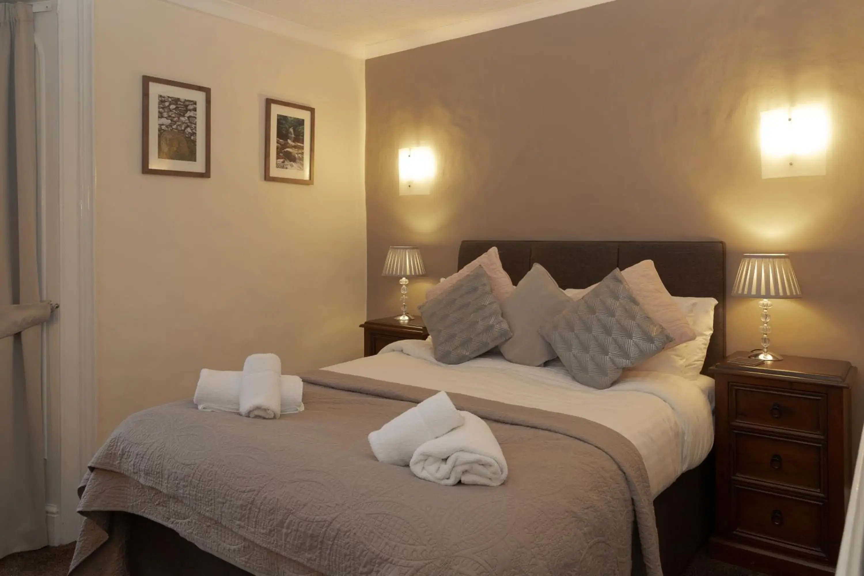 Traditional Double Room in The Wheatsheaf Inn Traditional Double Room in The Wheatsheaf Inn