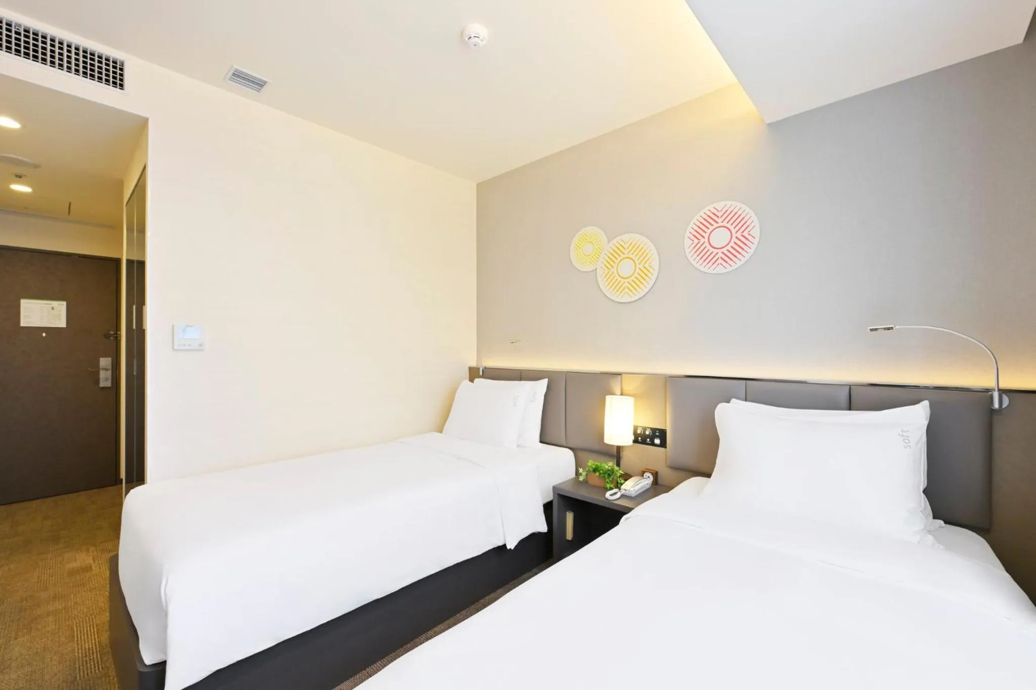 Photo of the whole room, Bed in Holiday Inn & Suites Shin Osaka by IHG