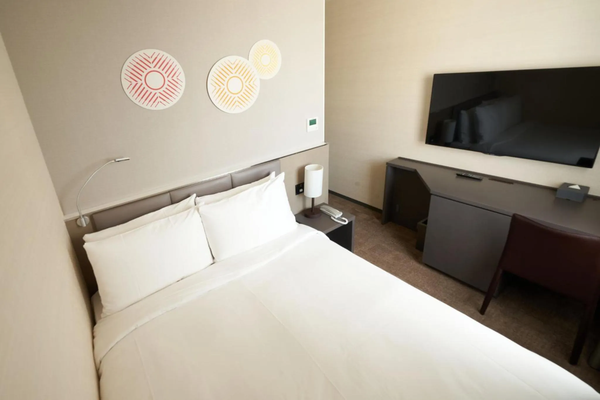 Photo of the whole room, Bed in Holiday Inn & Suites Shin Osaka by IHG