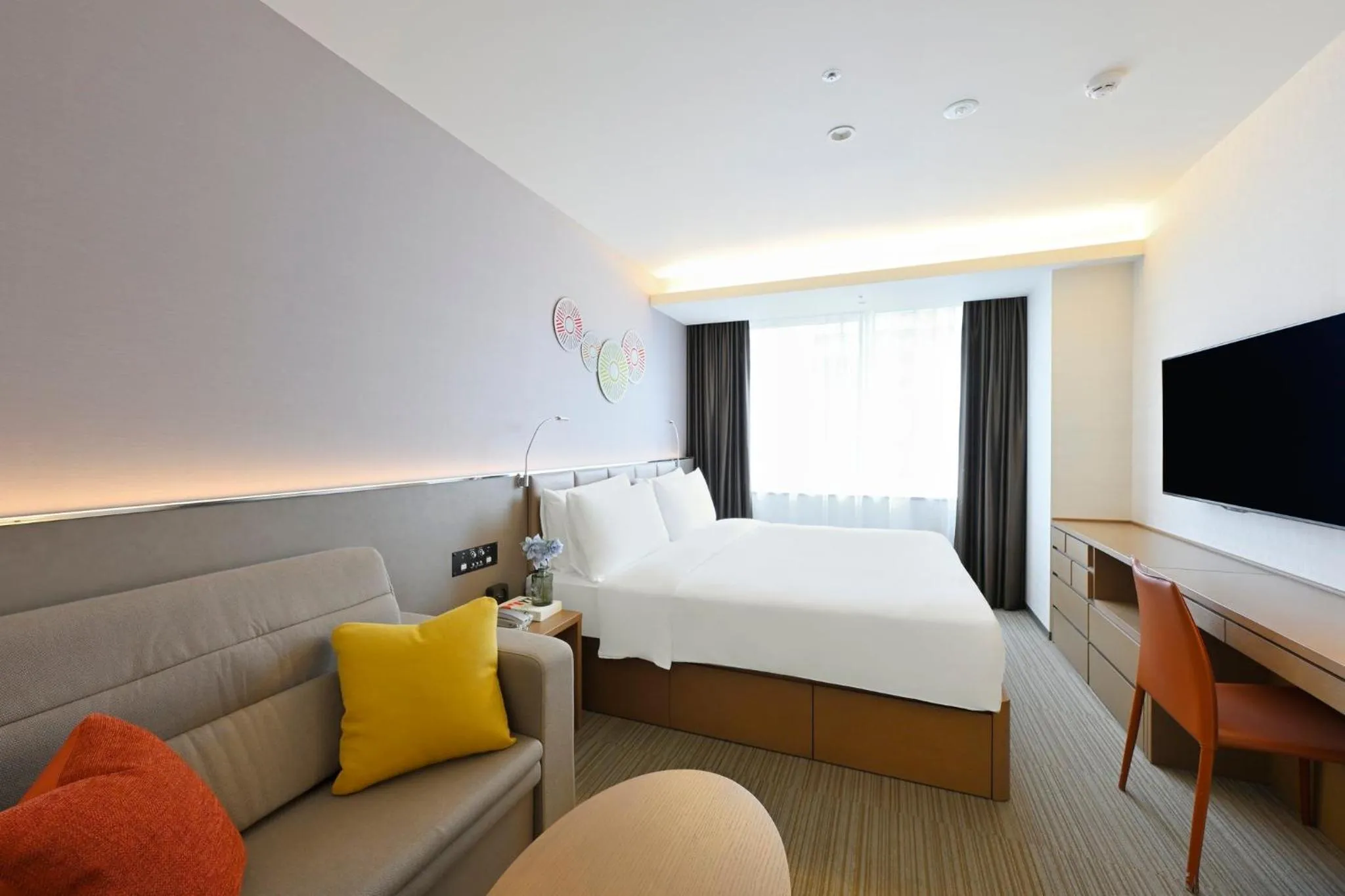 Photo of the whole room, Bed in Holiday Inn & Suites Shin Osaka by IHG