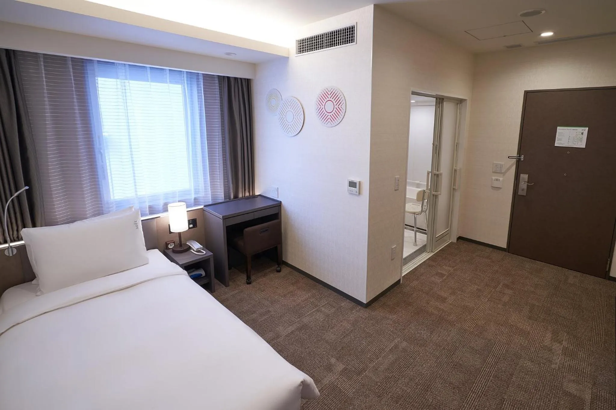 Photo of the whole room, Bed in Holiday Inn & Suites Shin Osaka by IHG