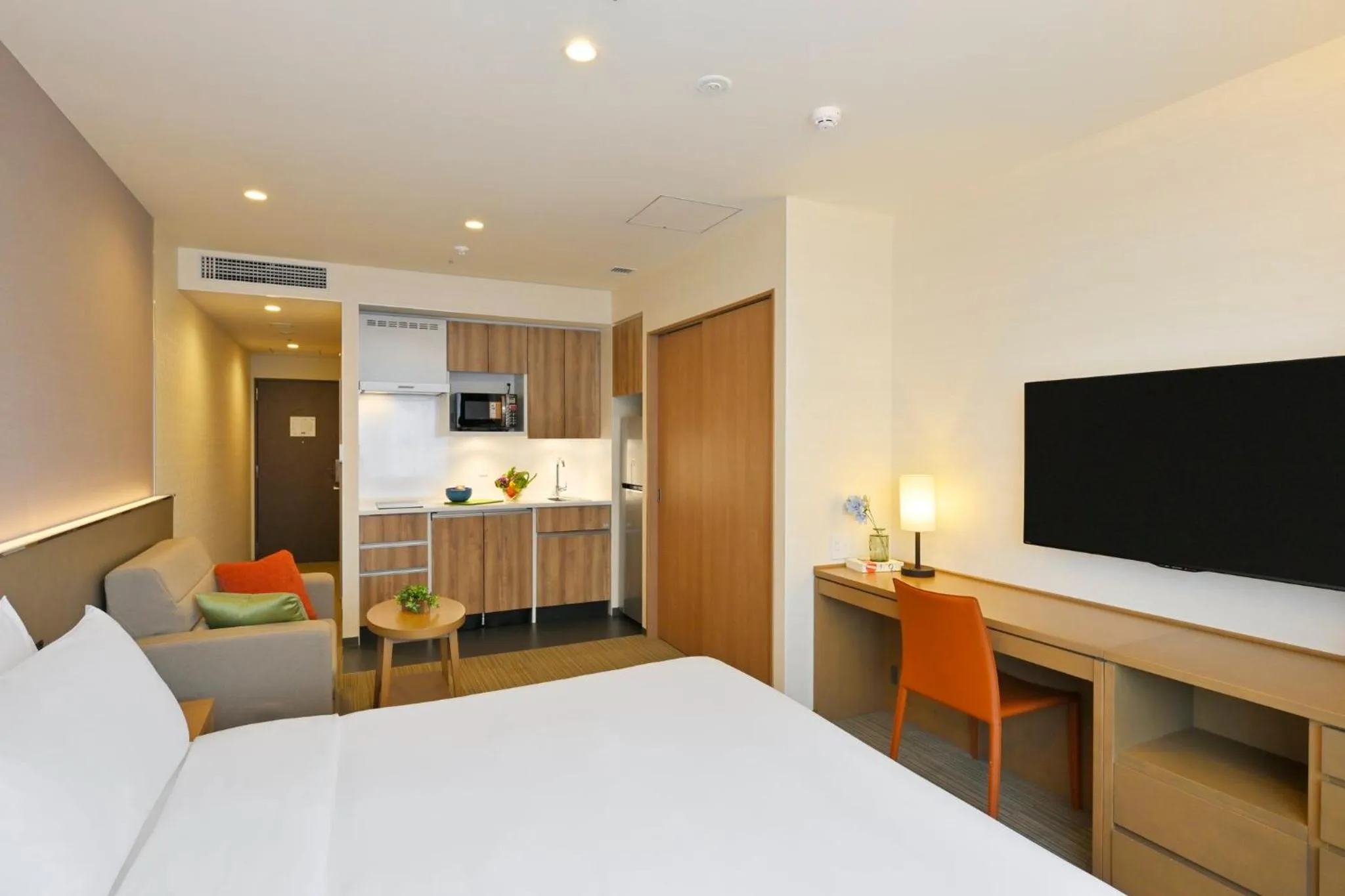 Photo of the whole room, Bed in Holiday Inn & Suites Shin Osaka by IHG