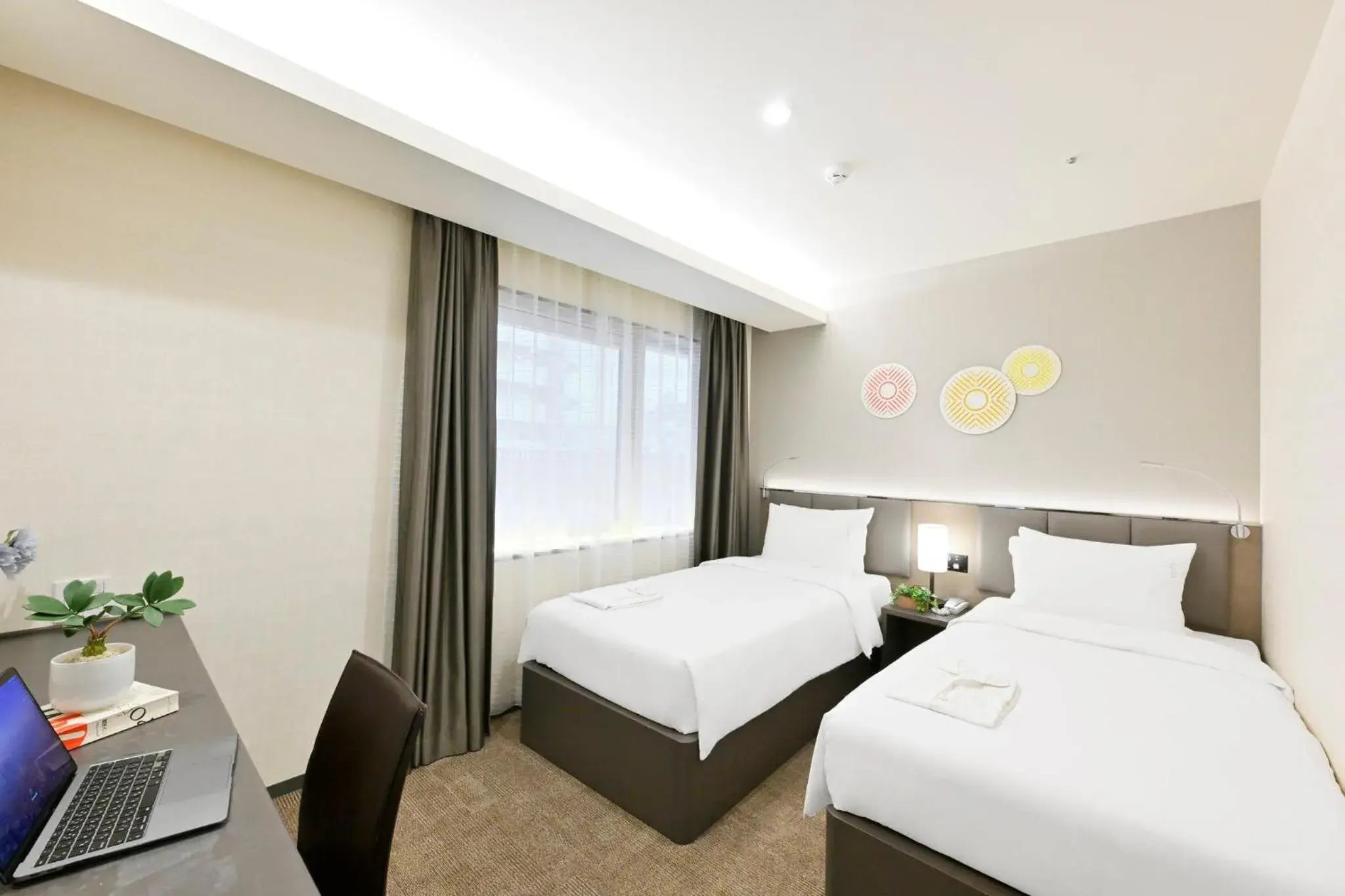 Premium Twin Room with City View - single occupancy in Holiday Inn & Suites Shin Osaka by IHG Premium Twin Room with City View - single occupancy in Holiday Inn & Suites Shin Osaka by IHG