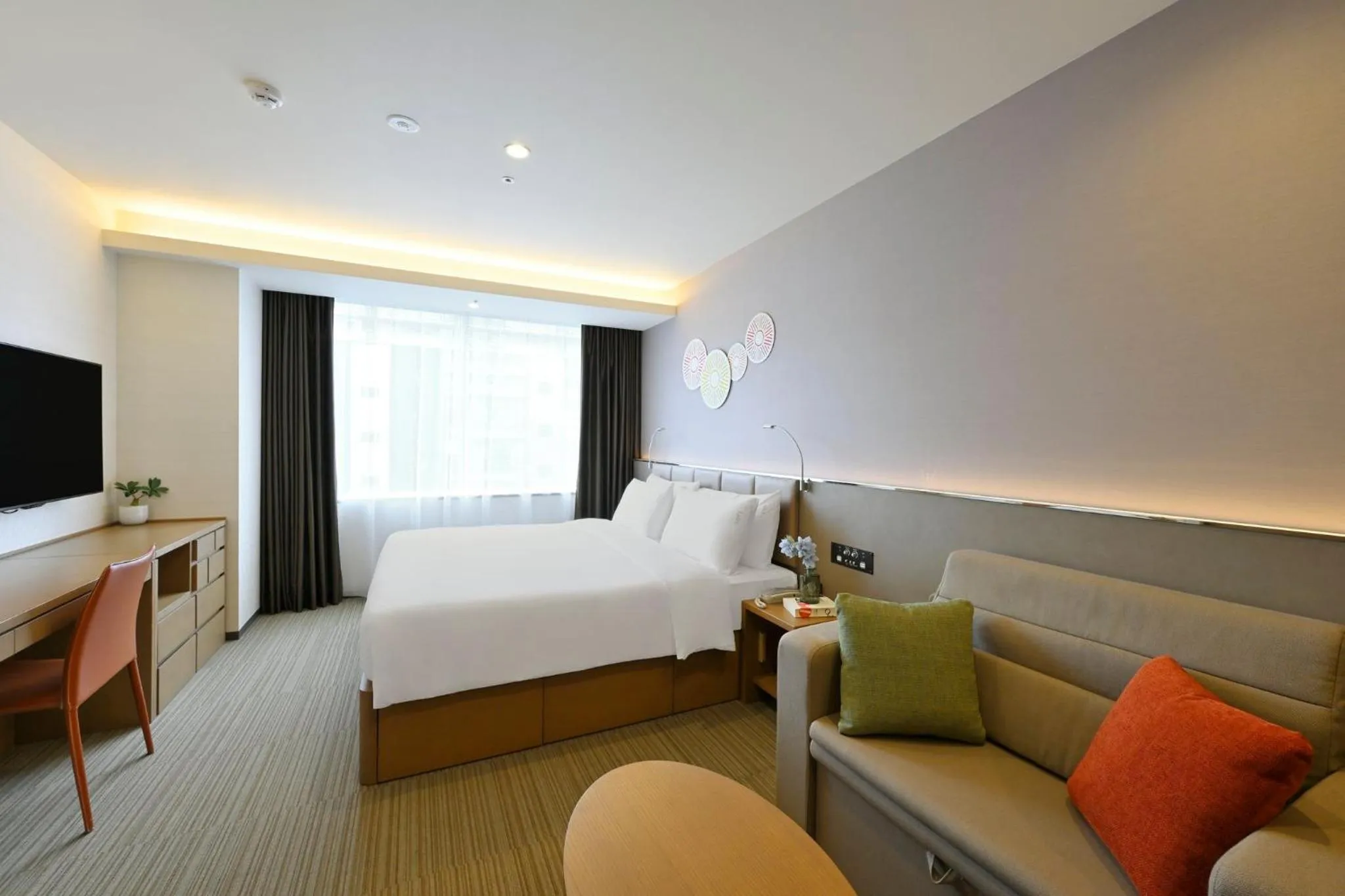 Photo of the whole room, Bed in Holiday Inn & Suites Shin Osaka by IHG
