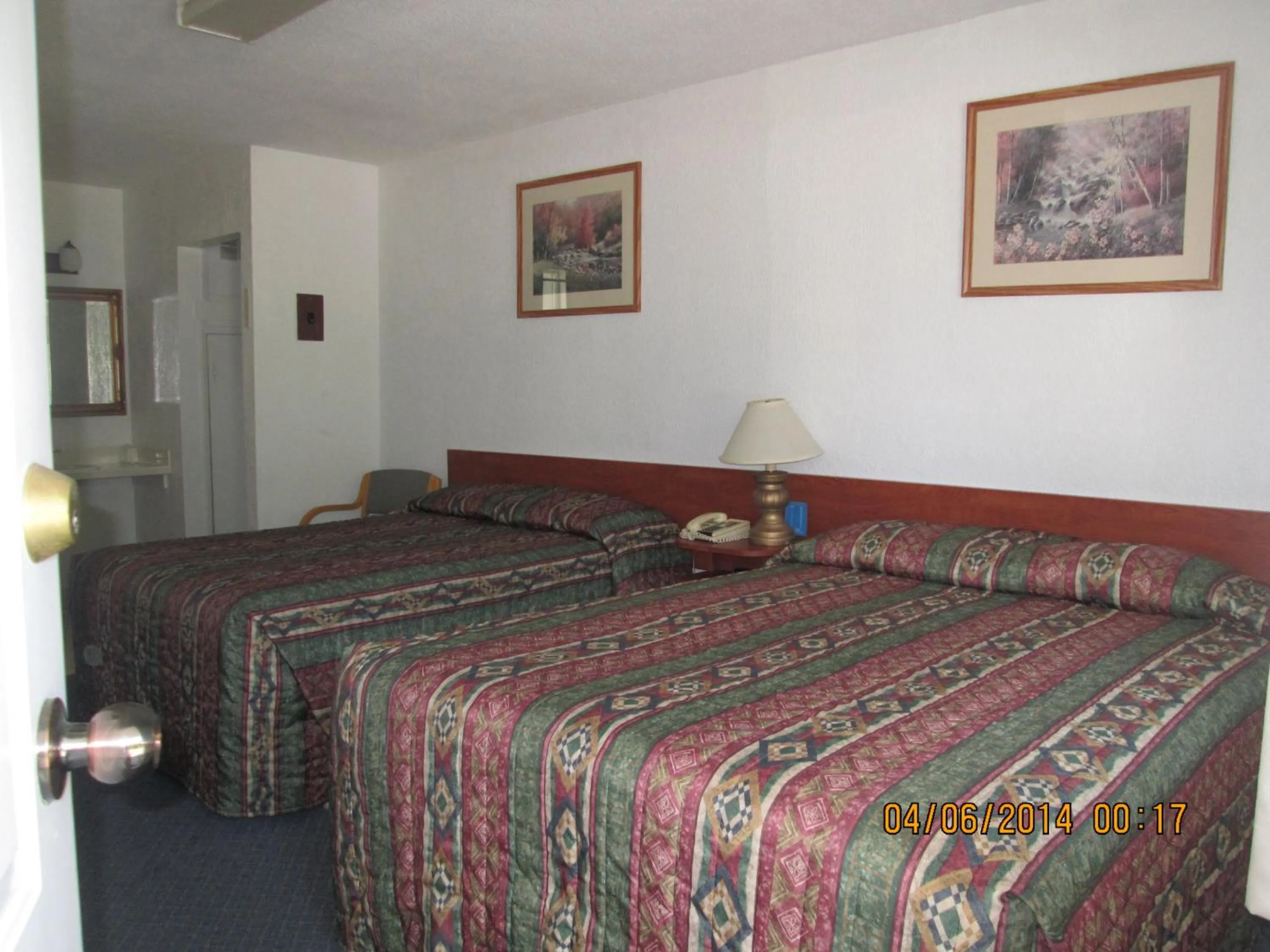 Bed in Evening Star Motel