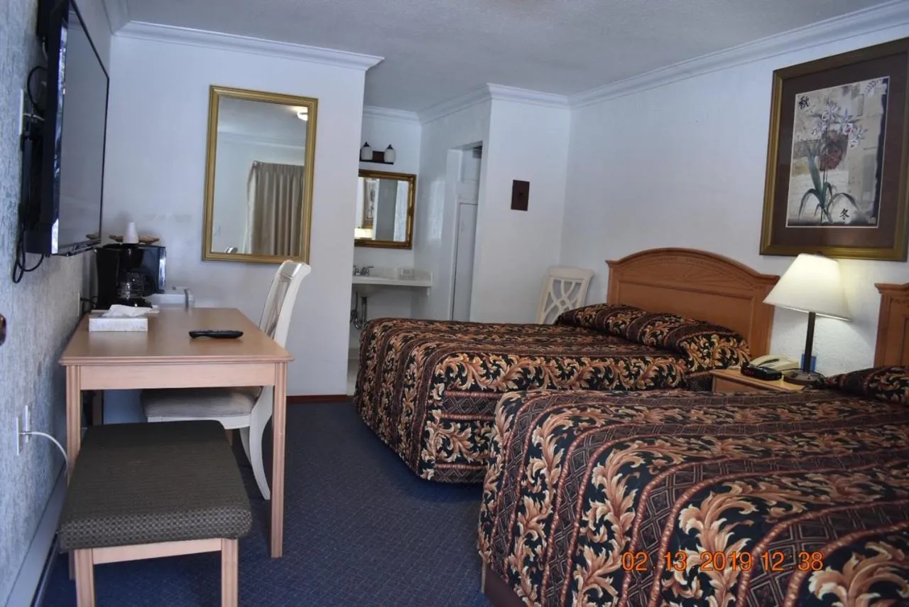 Bed in Evening Star Motel