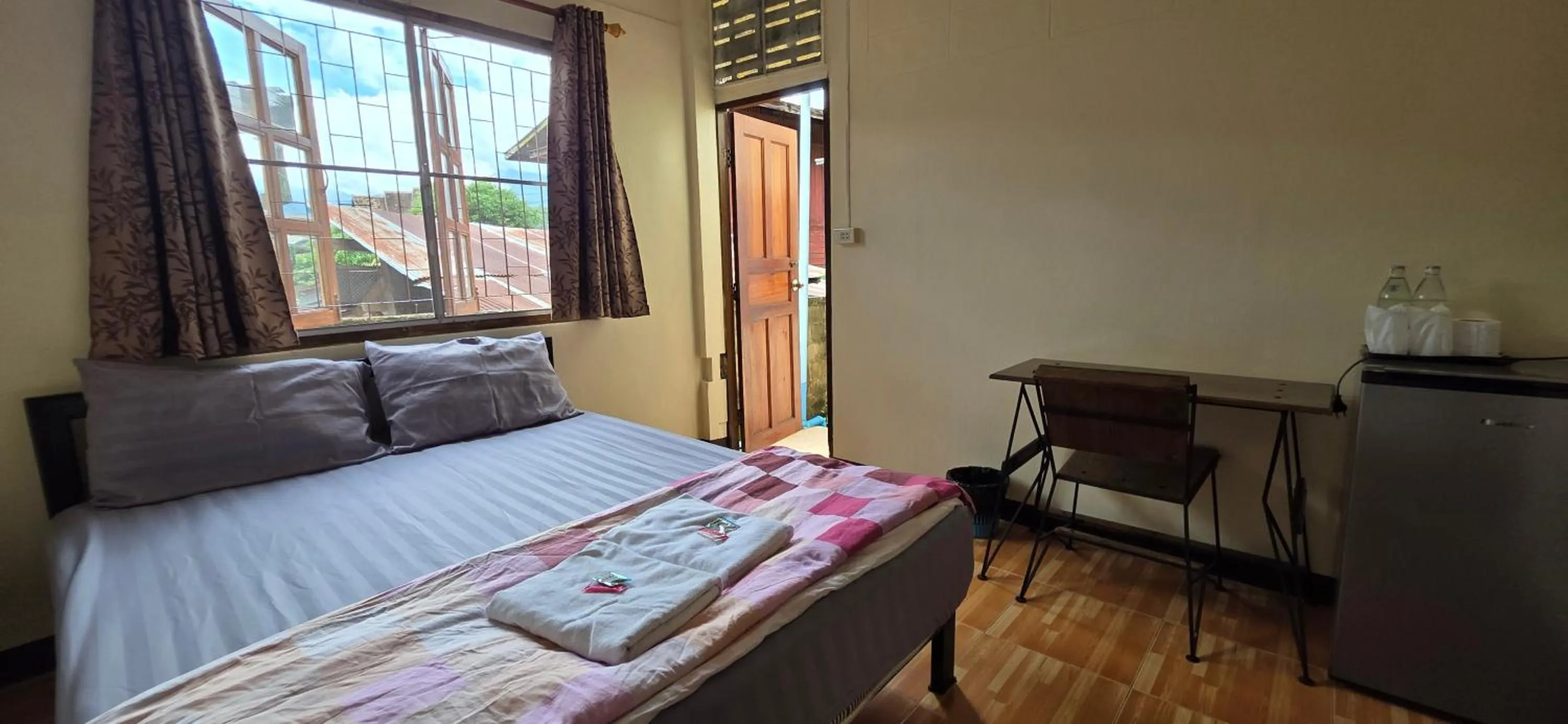 Photo of the whole room, Bed in P.L.P Guesthouse - Mae Hong Son