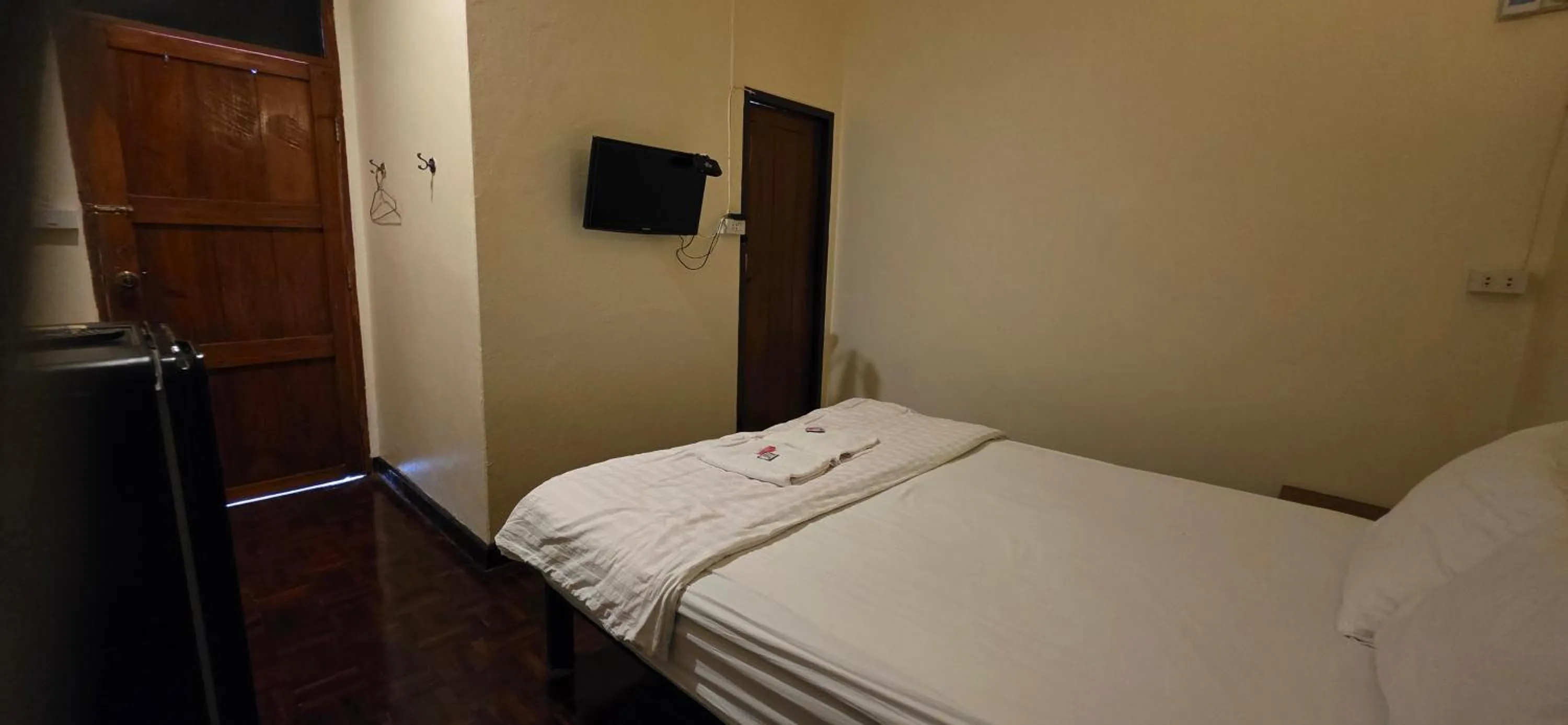 Photo of the whole room, Bed in P.L.P Guesthouse - Mae Hong Son