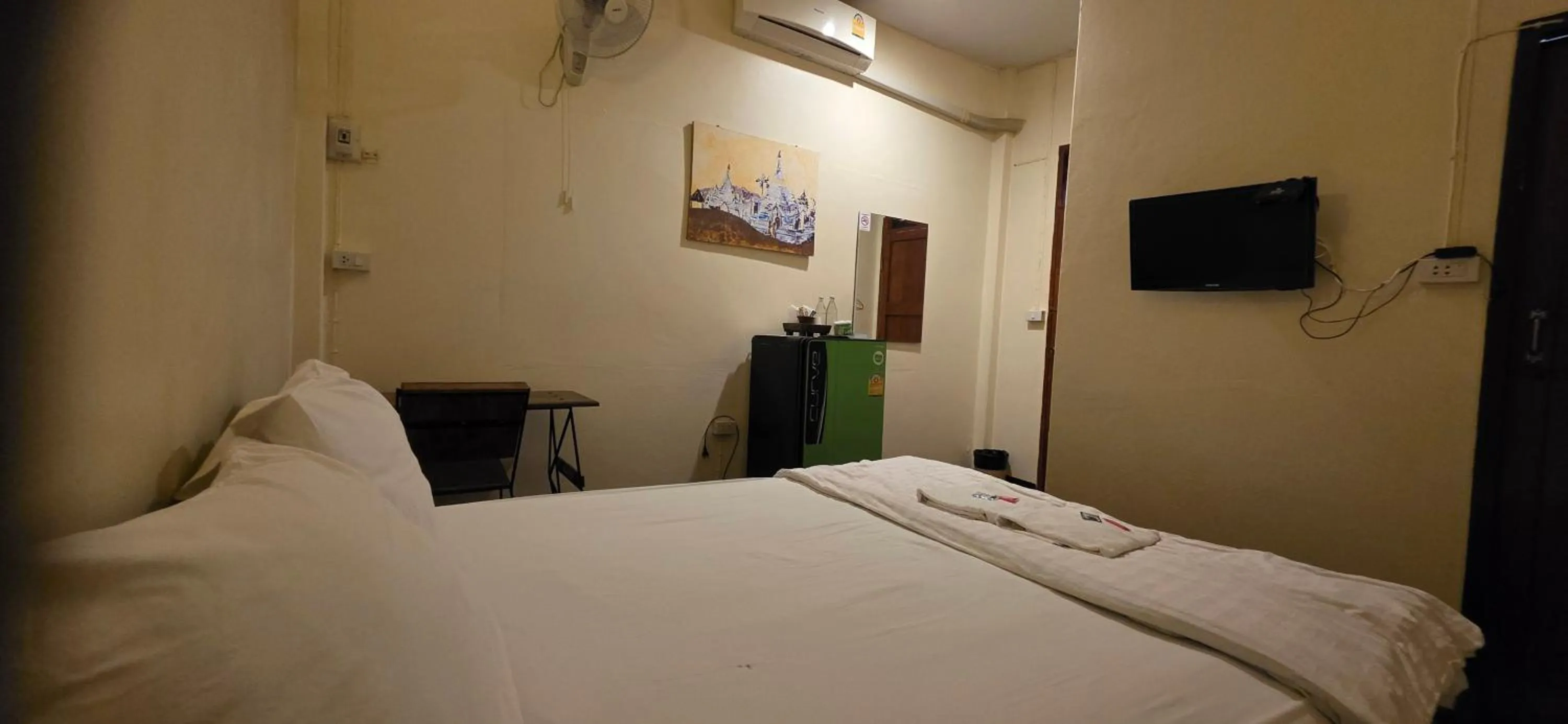 Photo of the whole room, Bed in P.L.P Guesthouse - Mae Hong Son