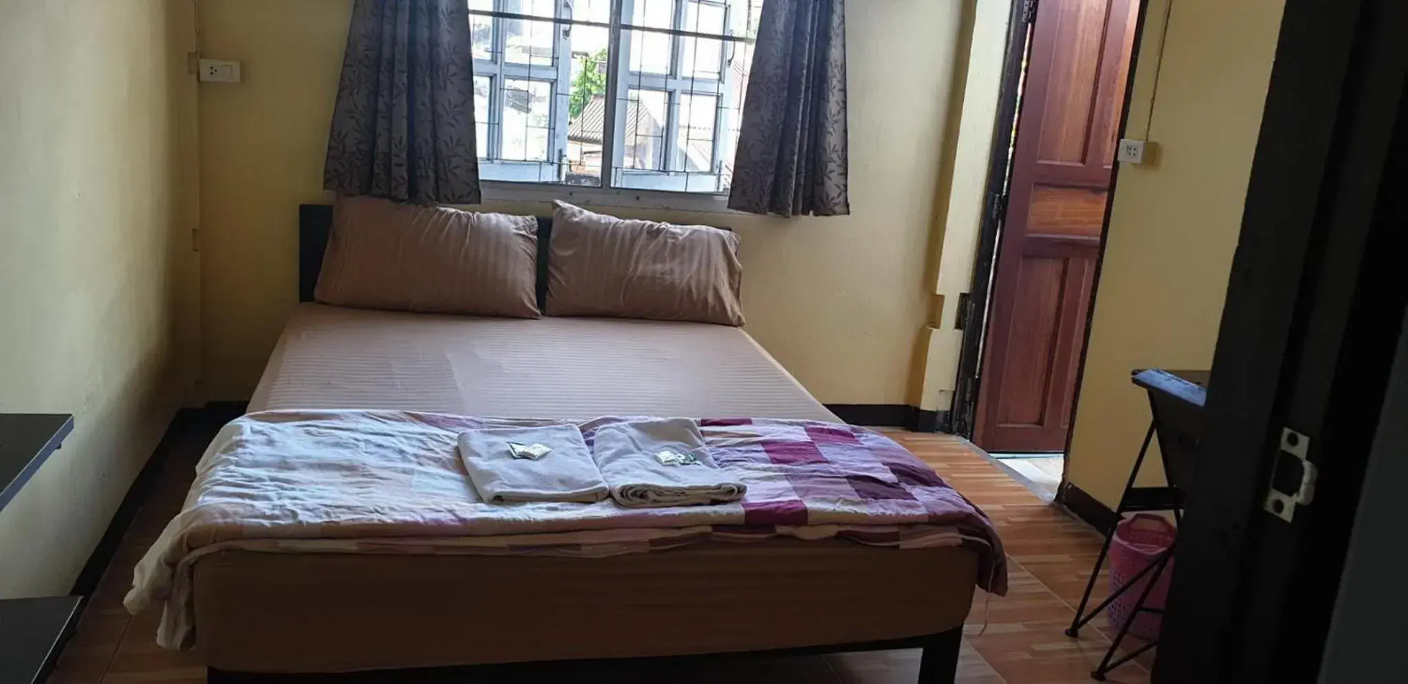 Budget Double Room with Fan in P.L.P Guesthouse - Mae Hong Son Budget Double Room with Fan in P.L.P Guesthouse - Mae Hong Son