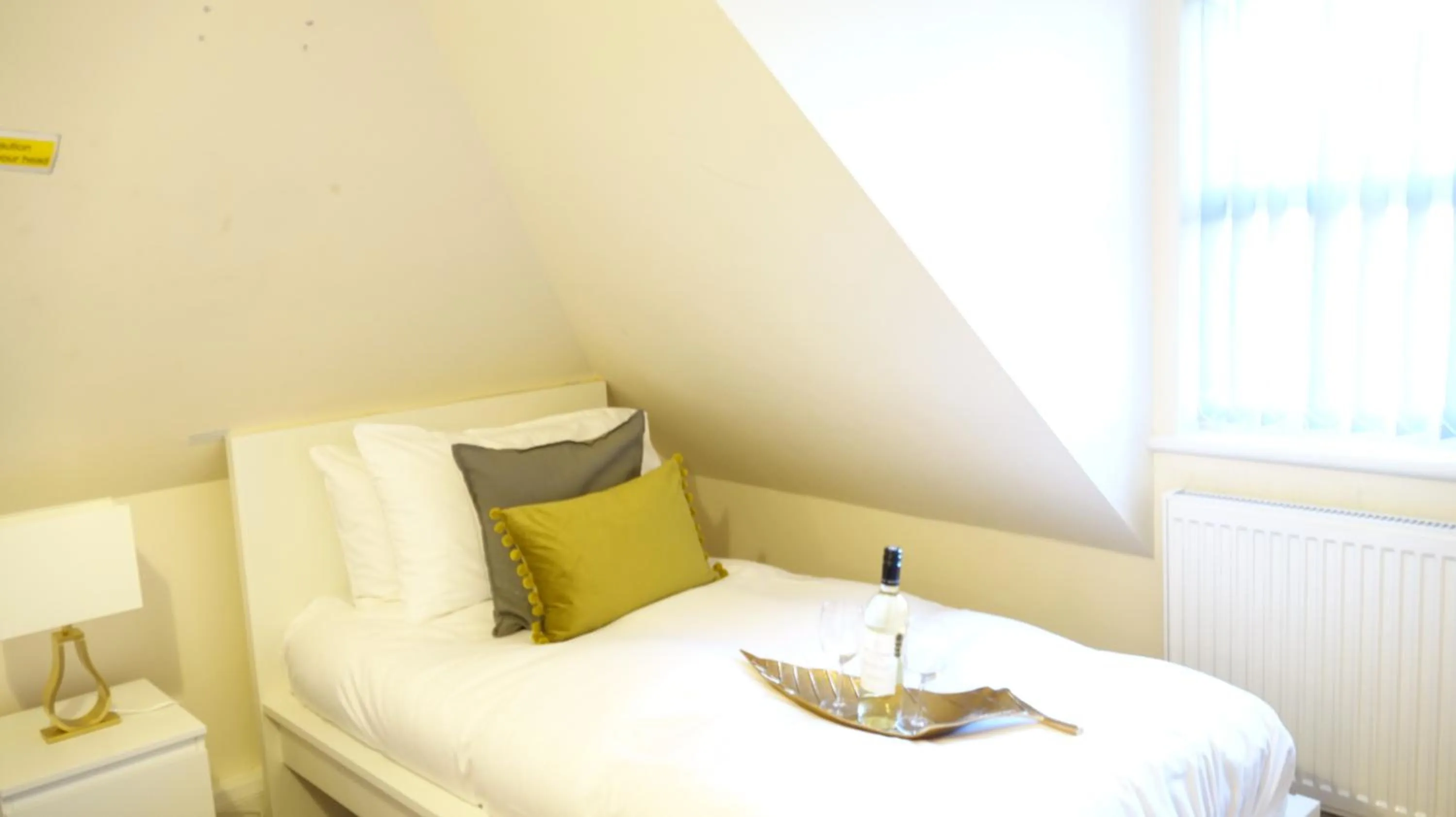 Bedroom, Bed in RC Airport Rooms