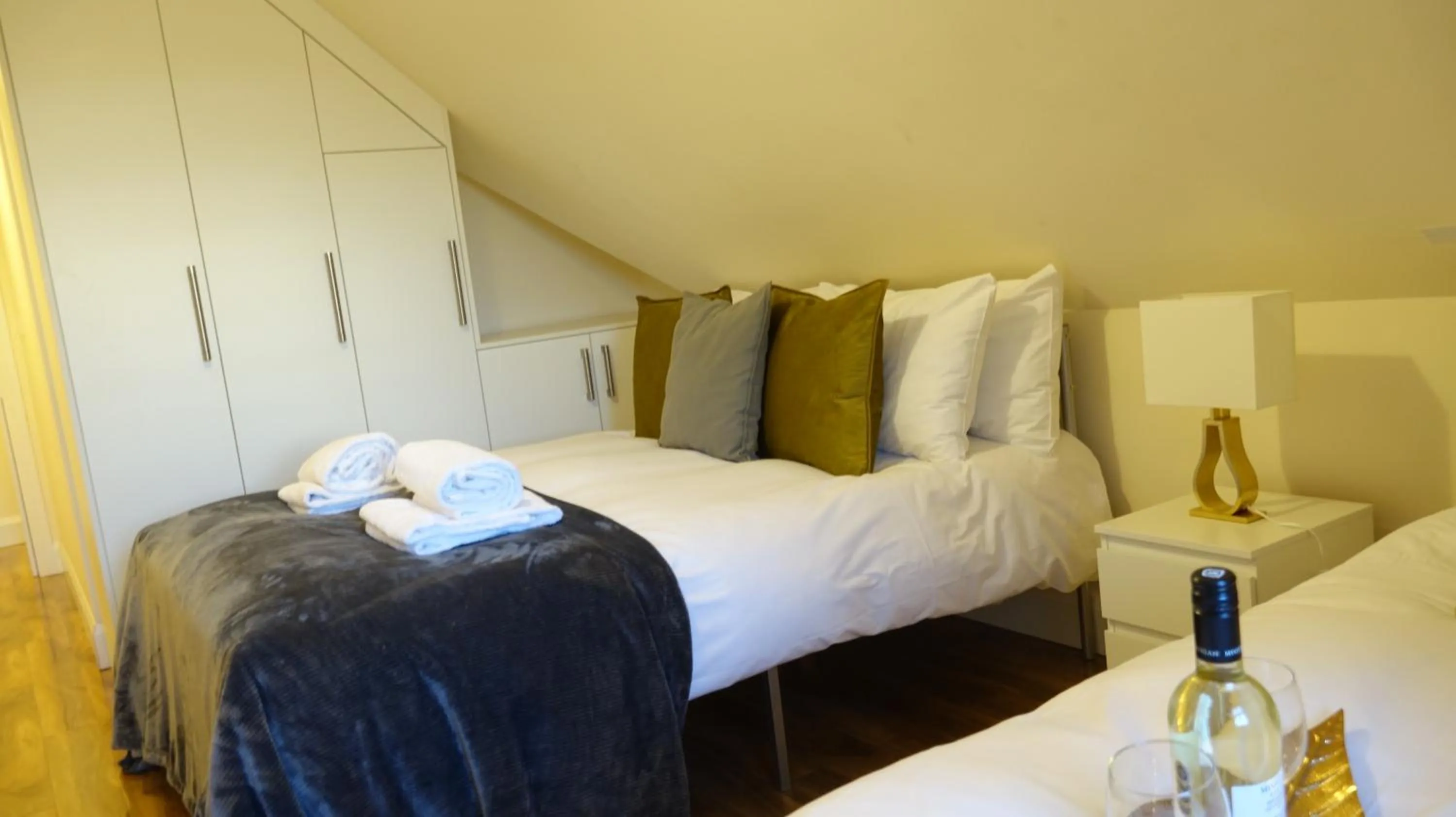 Bedroom, Bed in RC Airport Rooms