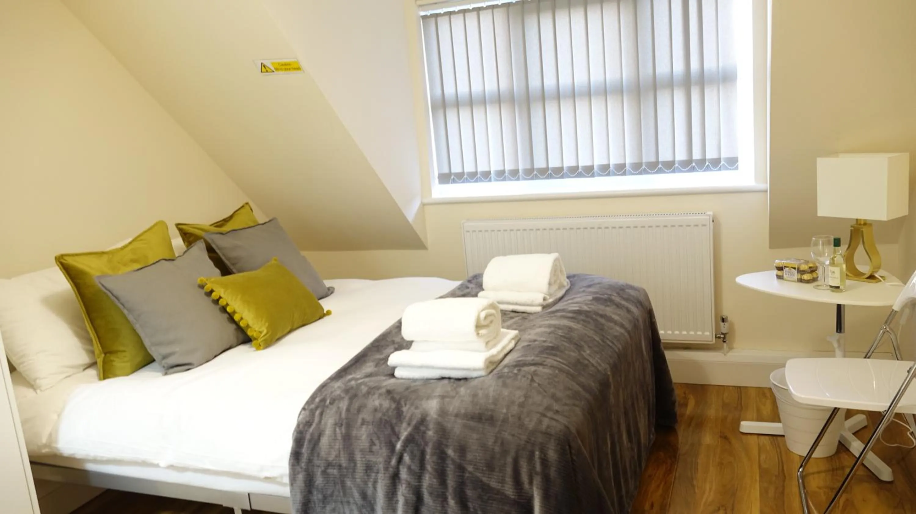 Bedroom, Bed in RC Airport Rooms