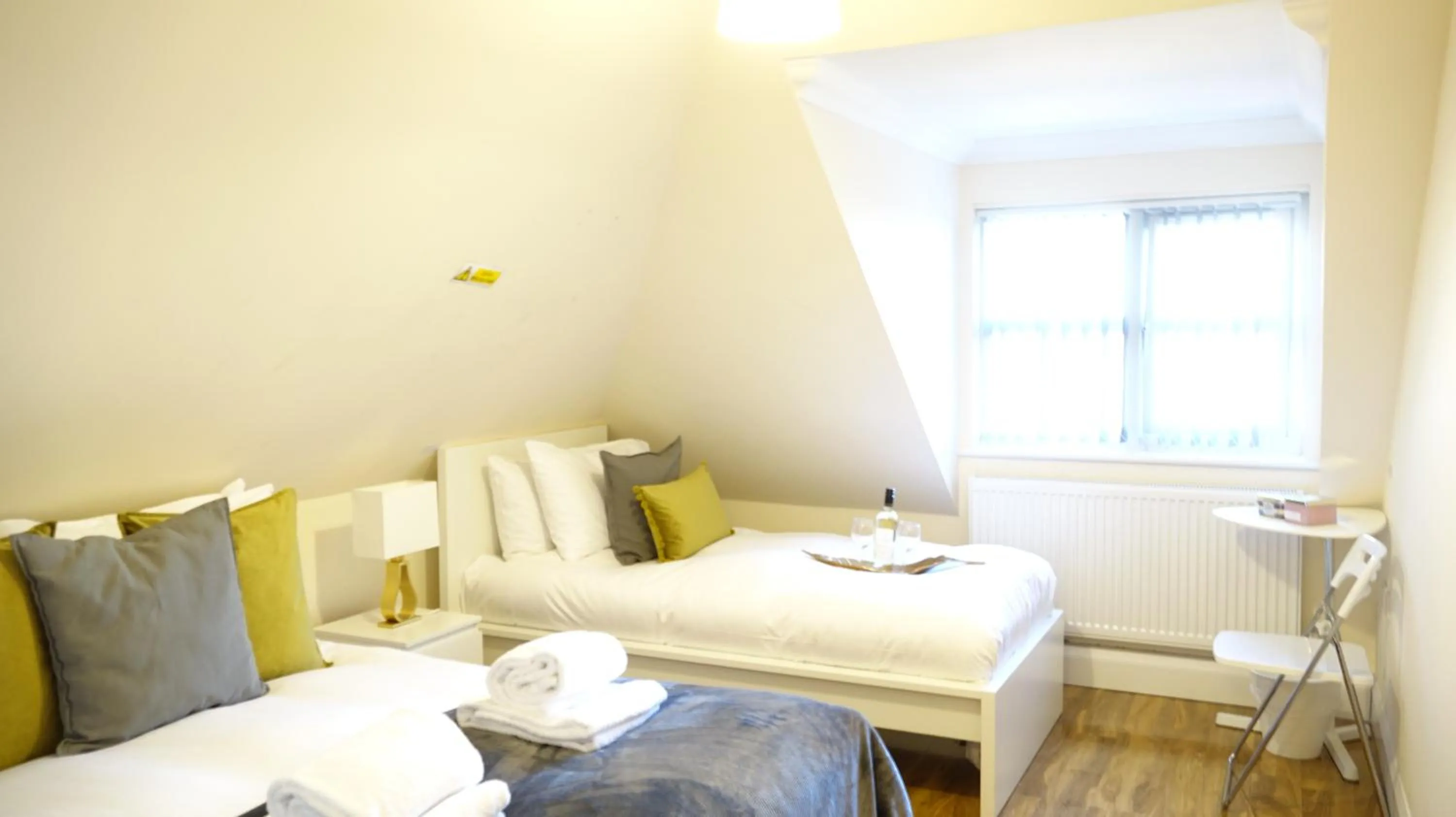 Bedroom, Bed in RC Airport Rooms