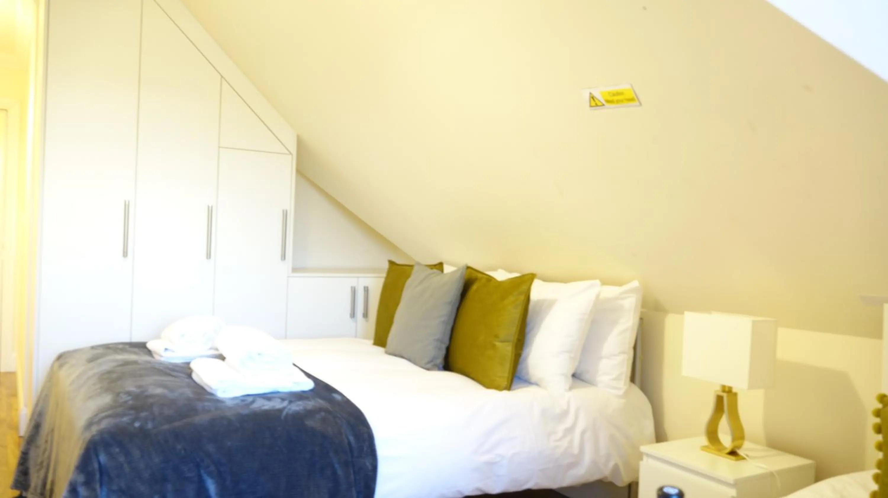 Bedroom, Bed in RC Airport Rooms