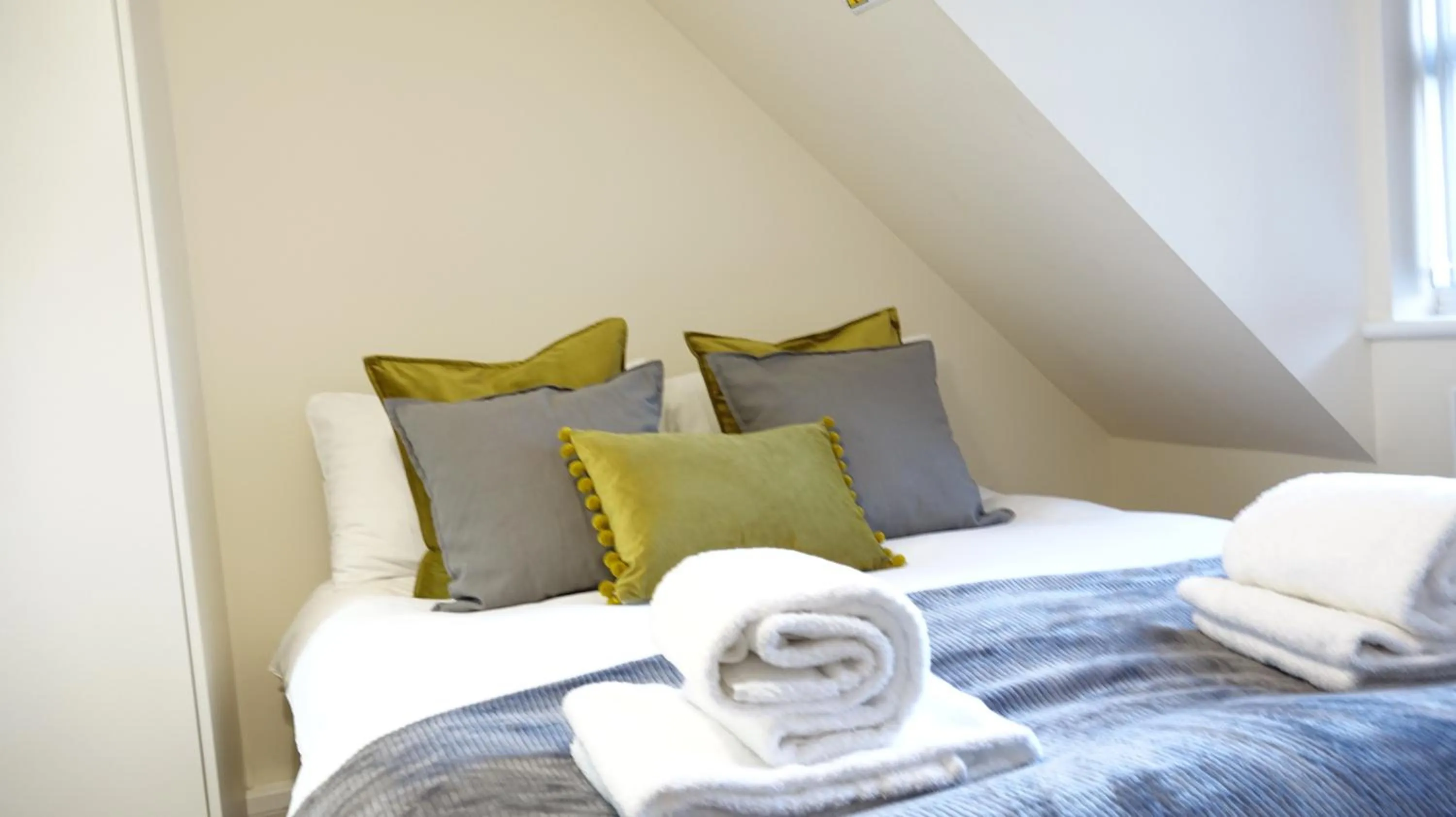 Bedroom, Bed in RC Airport Rooms