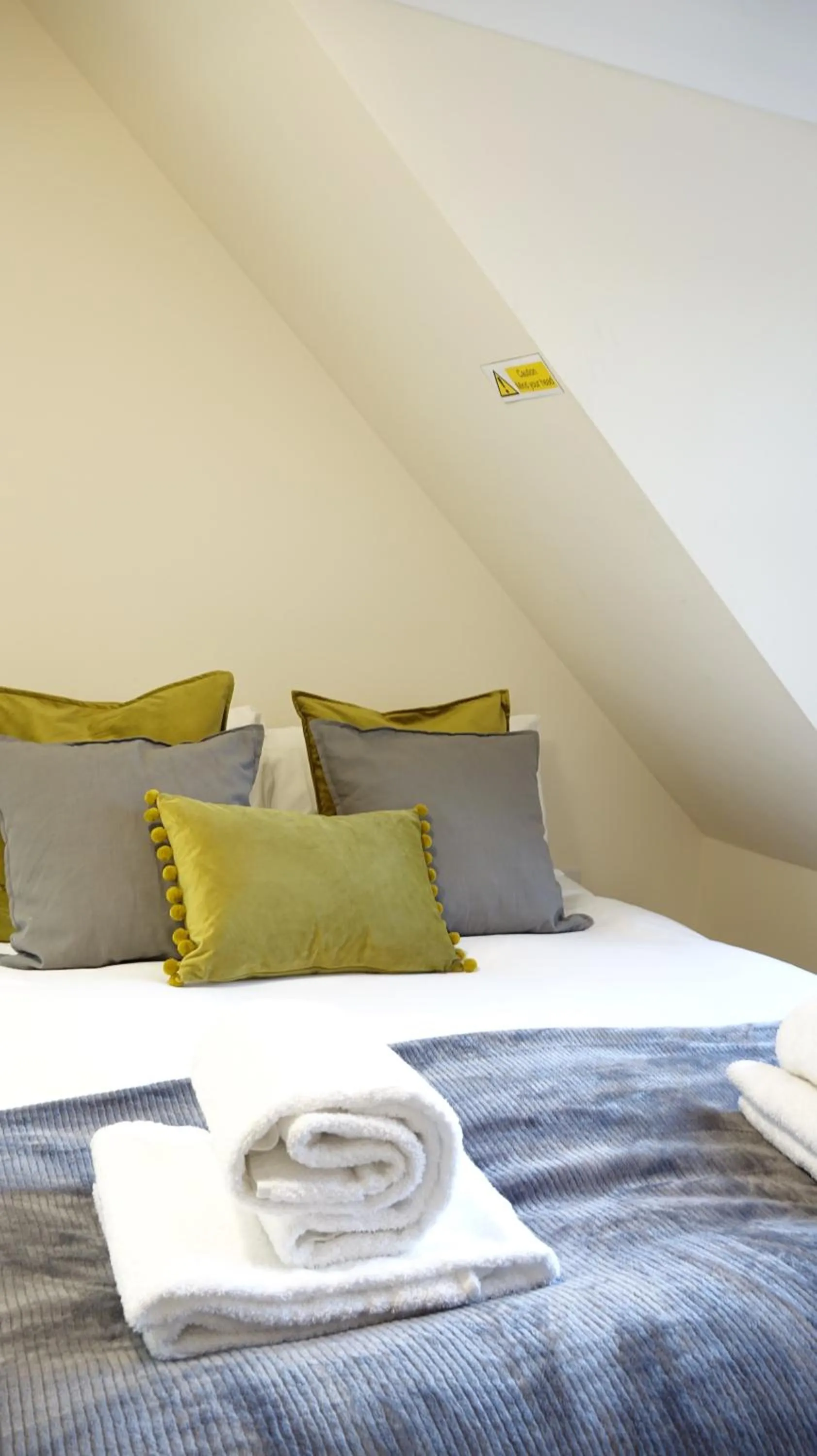 Bedroom, Bed in RC Airport Rooms