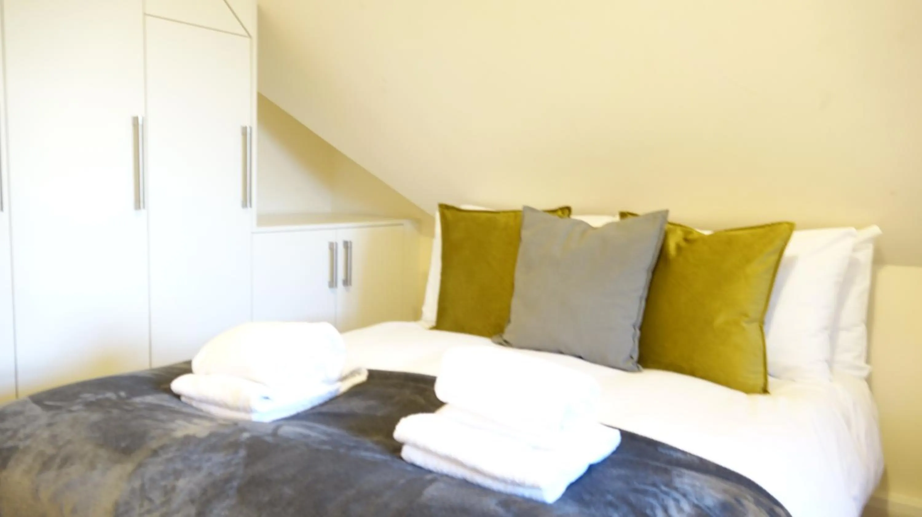 Bedroom, Bed in RC Airport Rooms