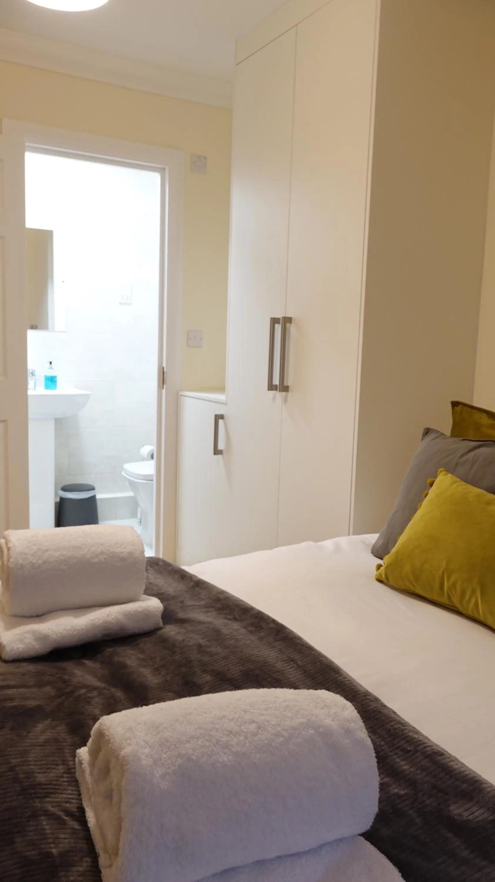 Bedroom, Bed in RC Airport Rooms