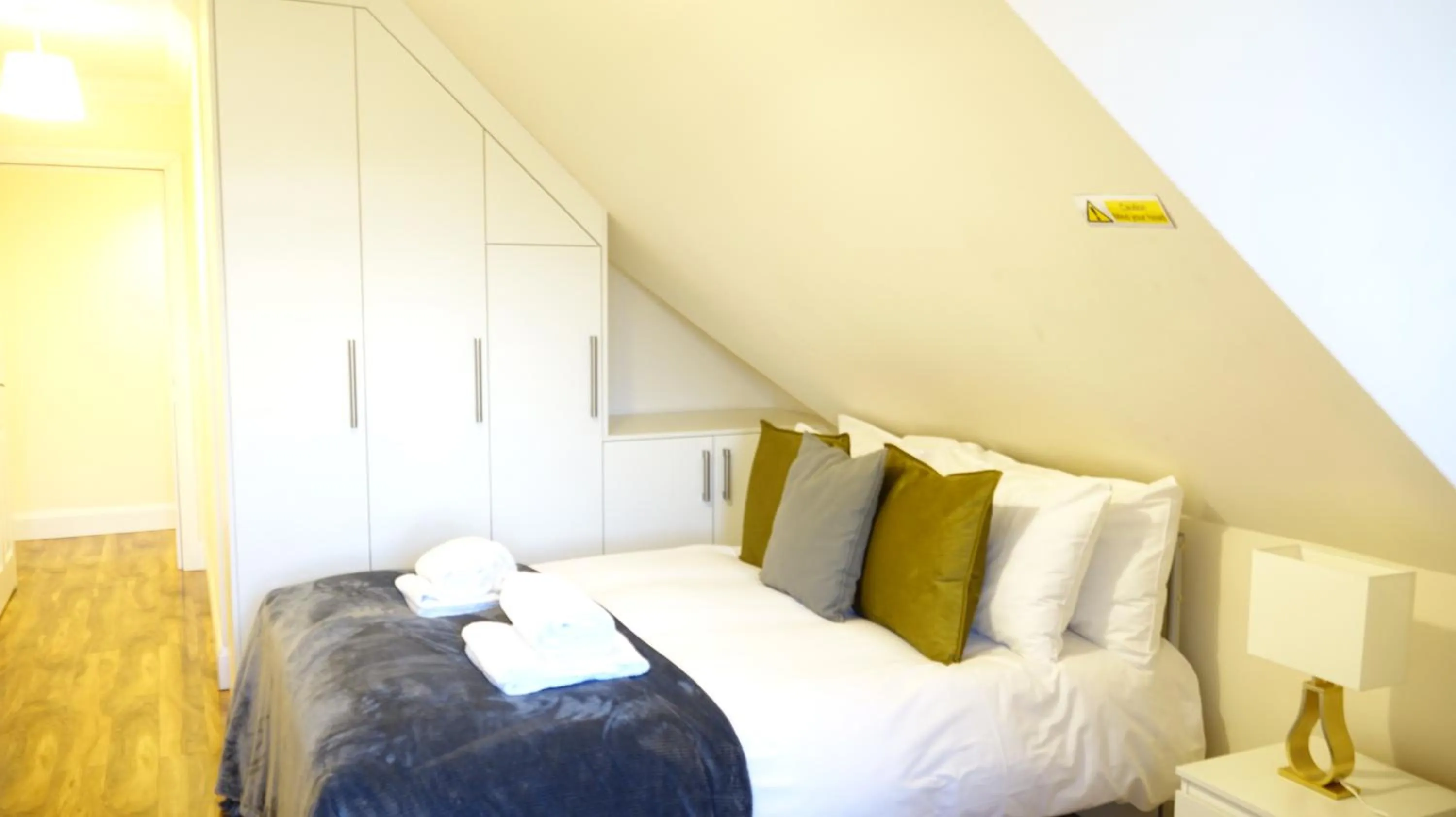 Bedroom, Bed in RC Airport Rooms