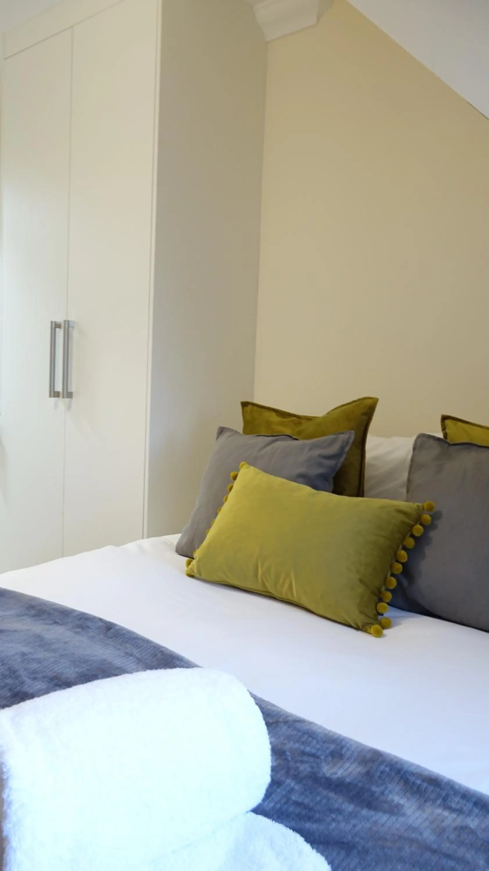 Bedroom, Bed in RC Airport Rooms