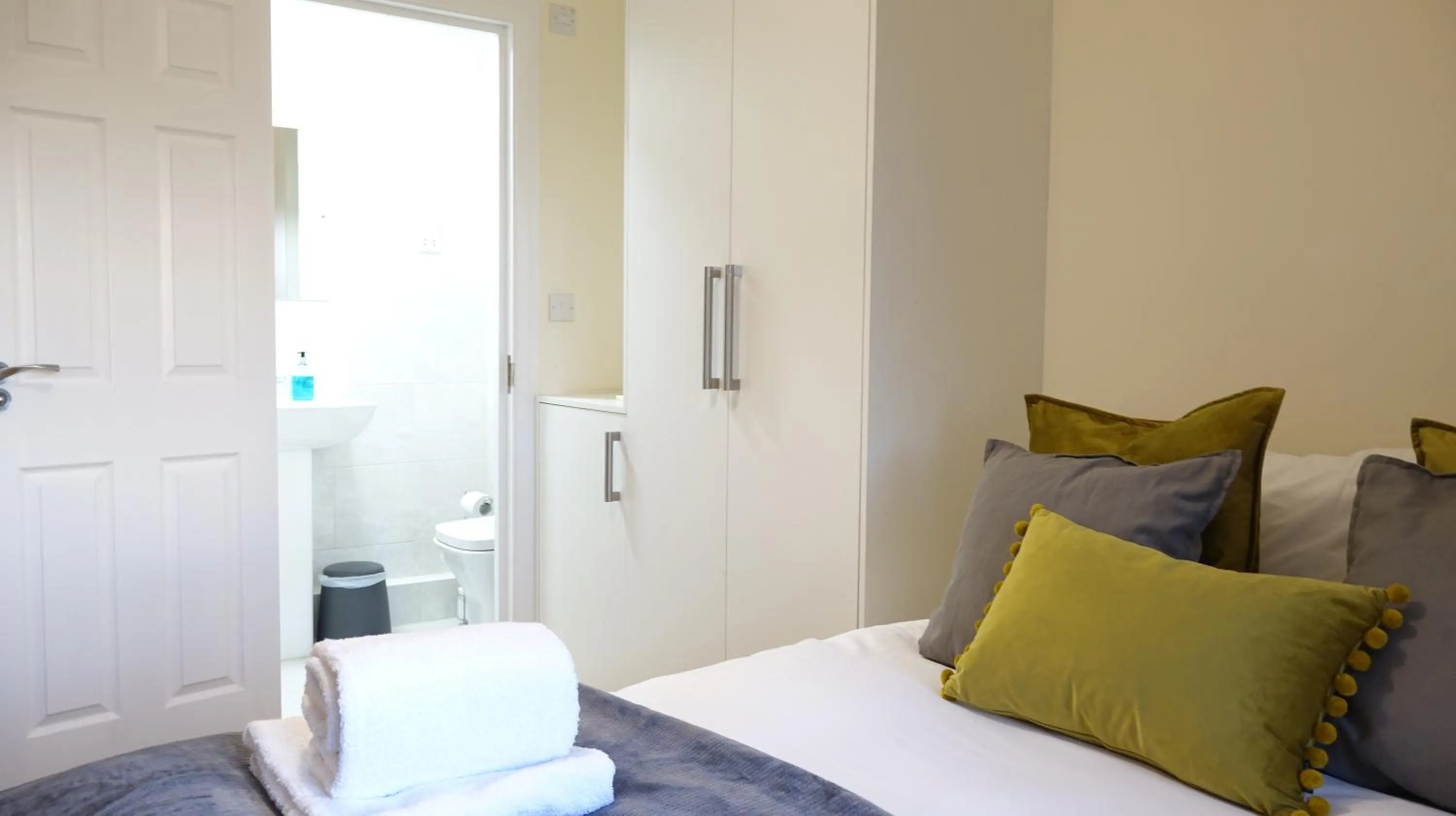 Bedroom, Bed in RC Airport Rooms