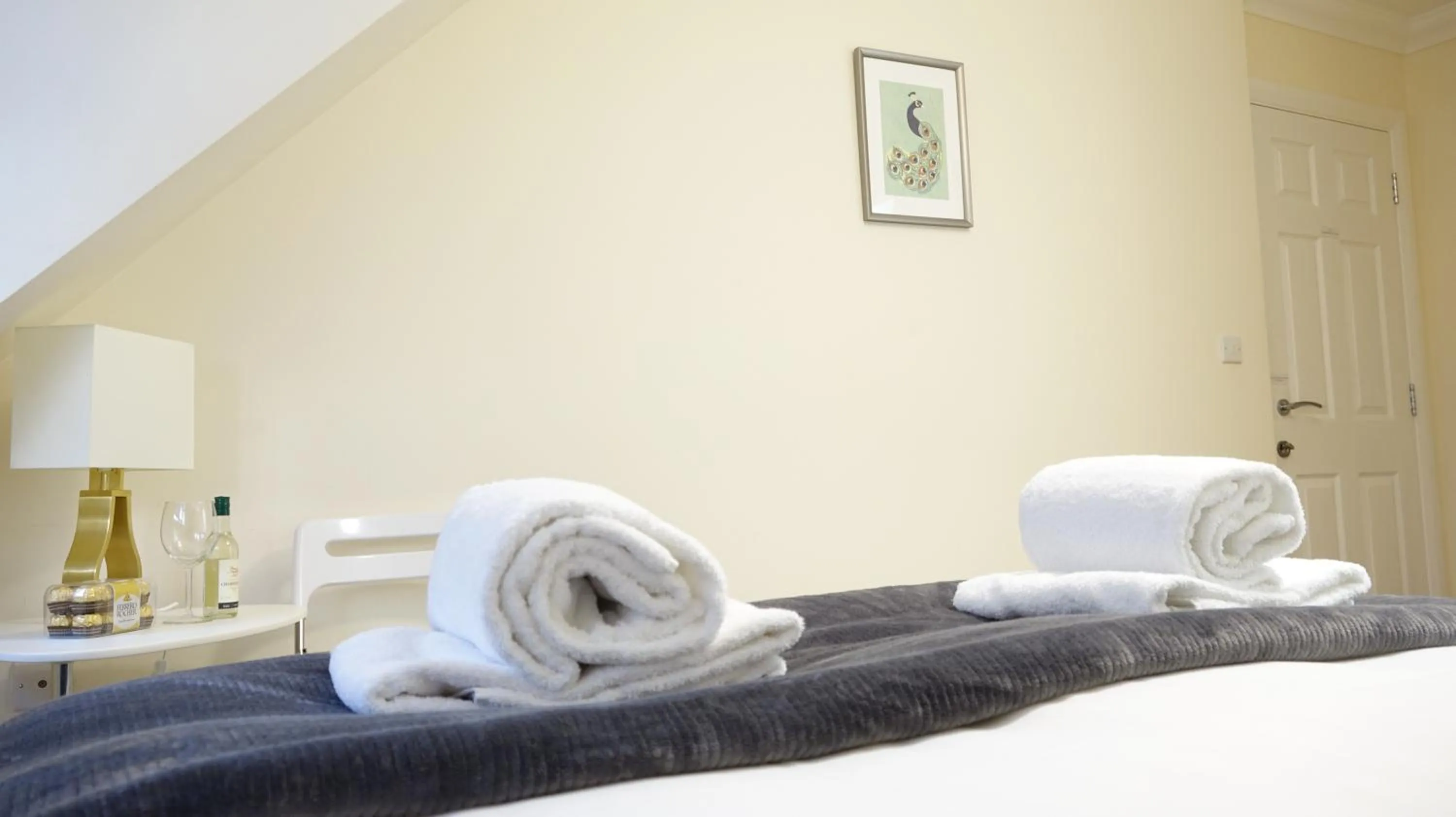 Bedroom, Bed in RC Airport Rooms