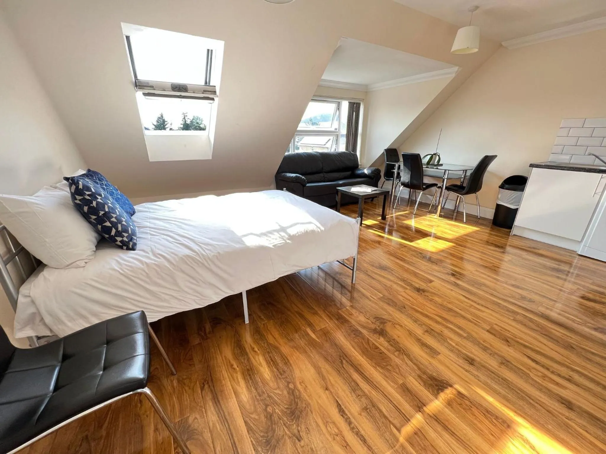 Bedroom, Bed in RC Airport Rooms