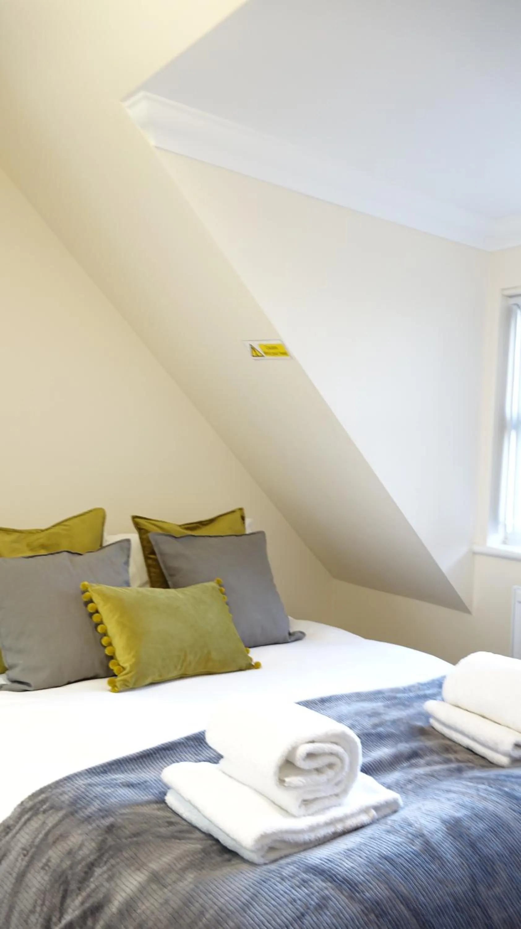 Bedroom, Bed in RC Airport Rooms