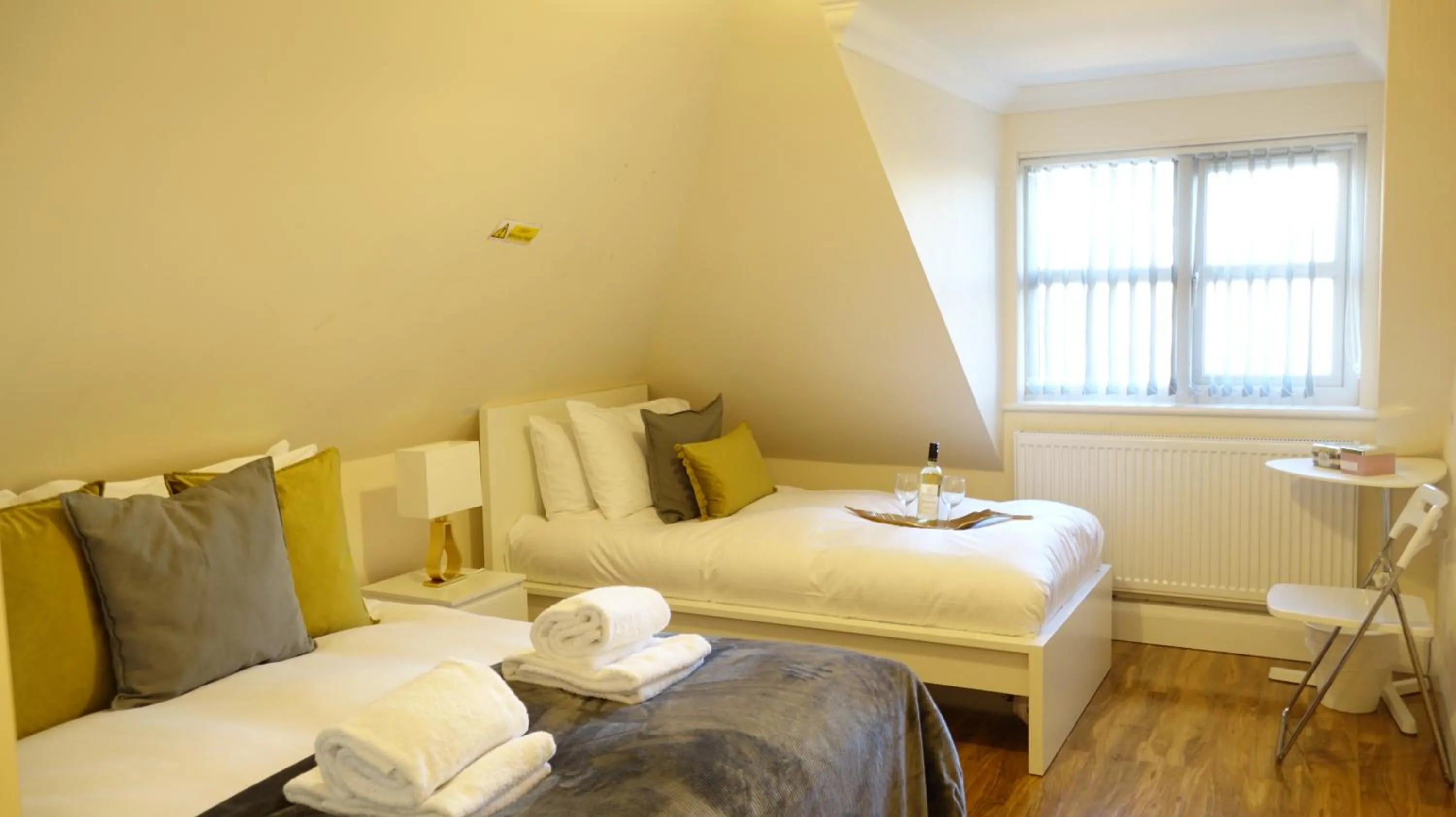 Bedroom, Bed in RC Airport Rooms