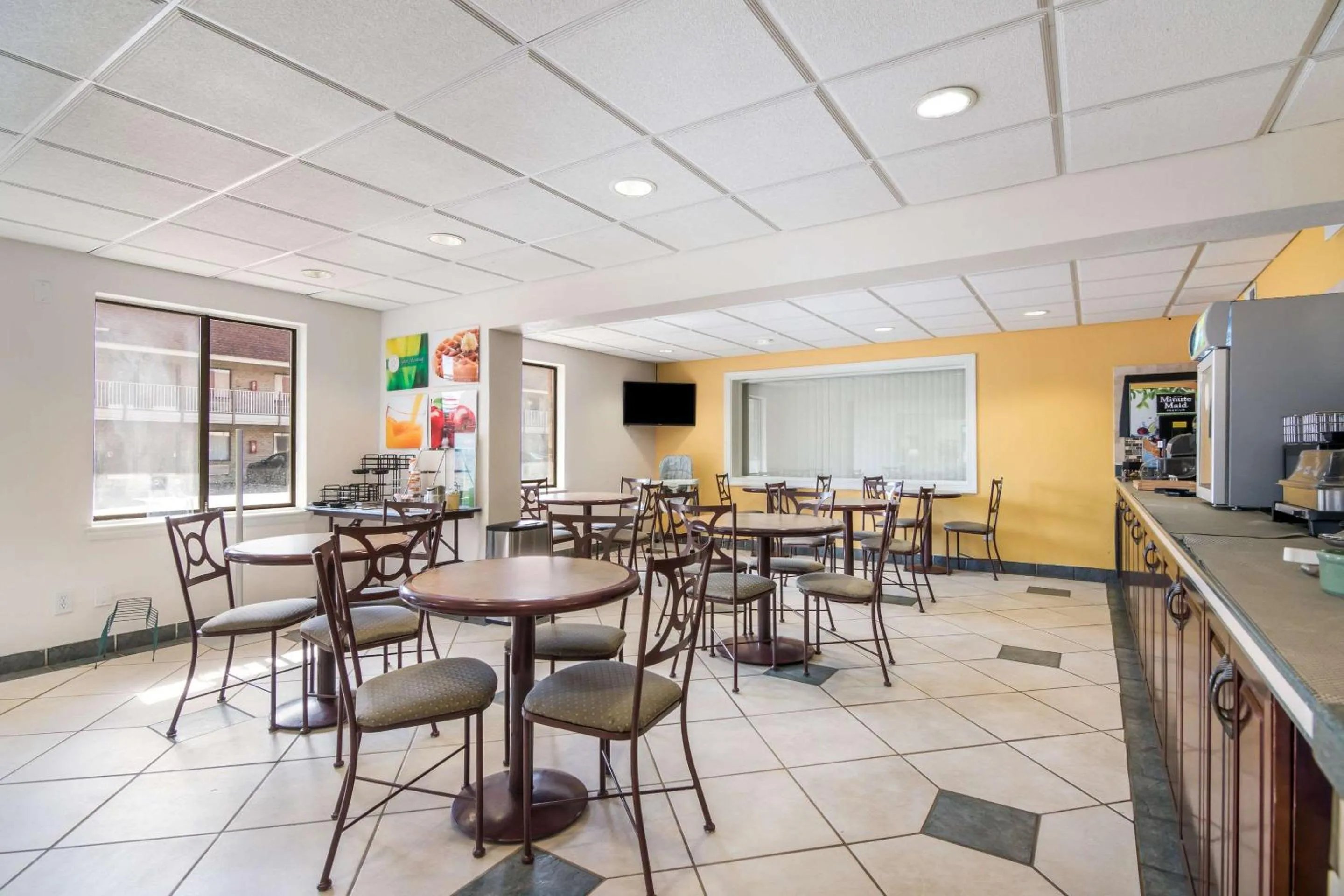 Breakfast in Quality Inn Little Creek