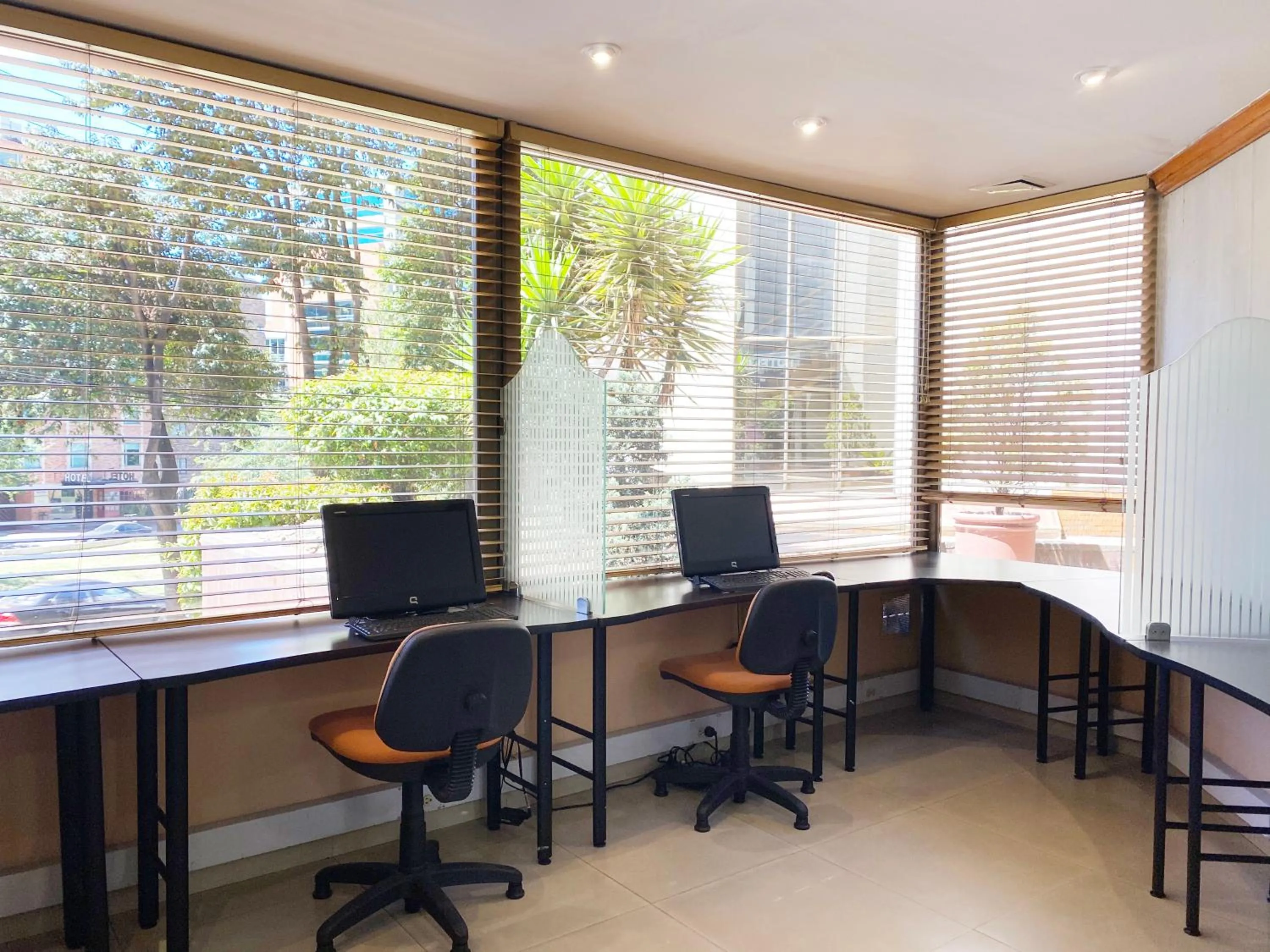 Seating area in Hotel Bogotá Regency Usaquén
